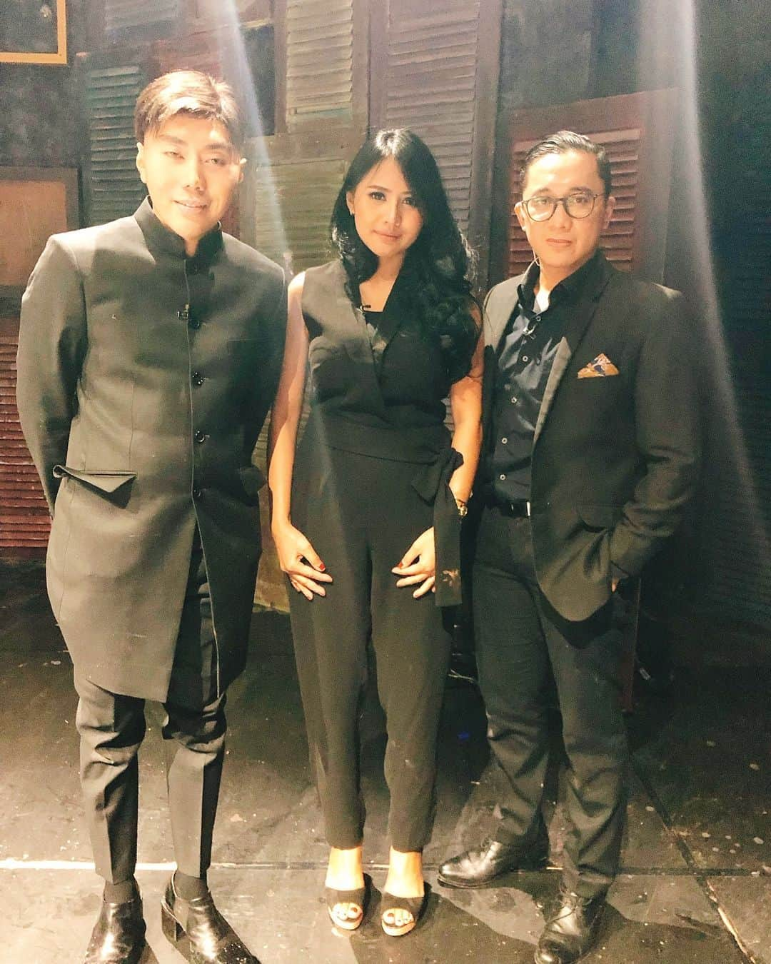 Jelly Jeloさんのインスタグラム写真 - (Jelly JeloInstagram)「Saksikan saya di acara Menembus Mata Batin bersama @roykiyoshi dan @bayuoktara .. btw ko aku pose kaku bgt yaaa 😳😭 mamah2 milf teh aduhh  #menembusmatabatin #jellyjel0 #roykiyoshi #bayuoktara #indonesia」3月26日 14時28分 - jellyjel0