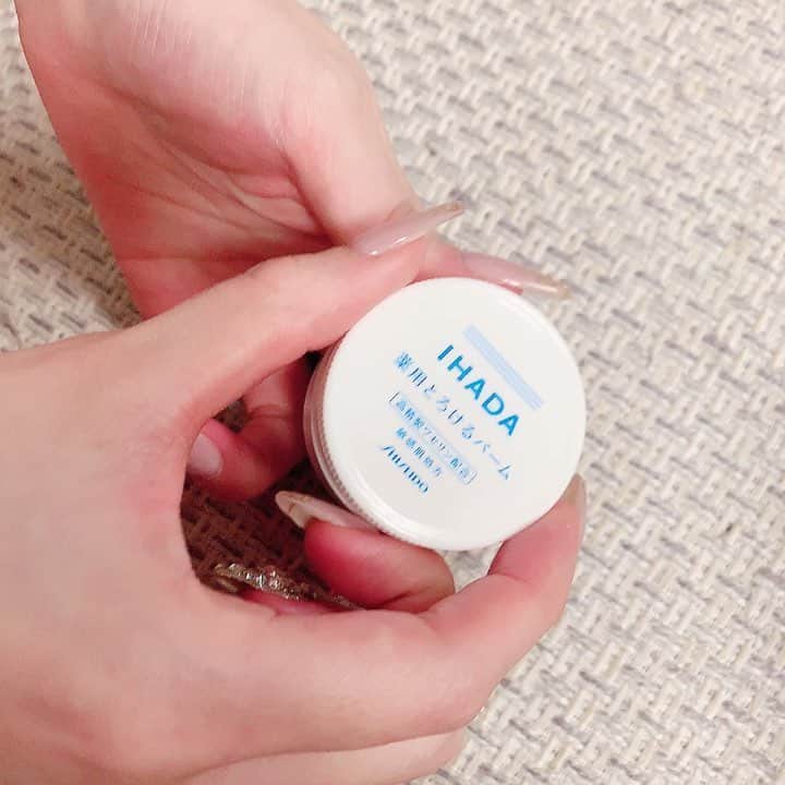 のインスタグラム：「外出時も必ず持ち歩いてるIHADAの薬用バーム🌸 春から初夏にかけてって気温が上がって汗ばんだりで一見肌が潤ってるように感じるけど、実際のところ紫外線や花粉で刺激が増えたりしてて肌がダメージをうけがち🧐 . この時期ってさっぱりとしたケアに変えちゃったりして保湿不足による肌トラブルが増えちゃう気がするから高精製ワセリン配合でインナードライ状態による肌荒れやトラブルしっかりとケアしてます✌️✨ IHADAの薬用バームは少量でも伸びが良くてサラッとした使い心地だからべたつきも感じないし本当と使いやすい👄 . 特にこれからは紫外線が気になるから、日焼けや日焼けダメージによる赤みやほてりを防ぐことが将来のシミリスクを遠ざけることにも❤️ 本当に優秀なアイテムです🥺 . . #IHADA #薬用バーム #乾燥肌 #敏感肌 #ワセリン #PR」