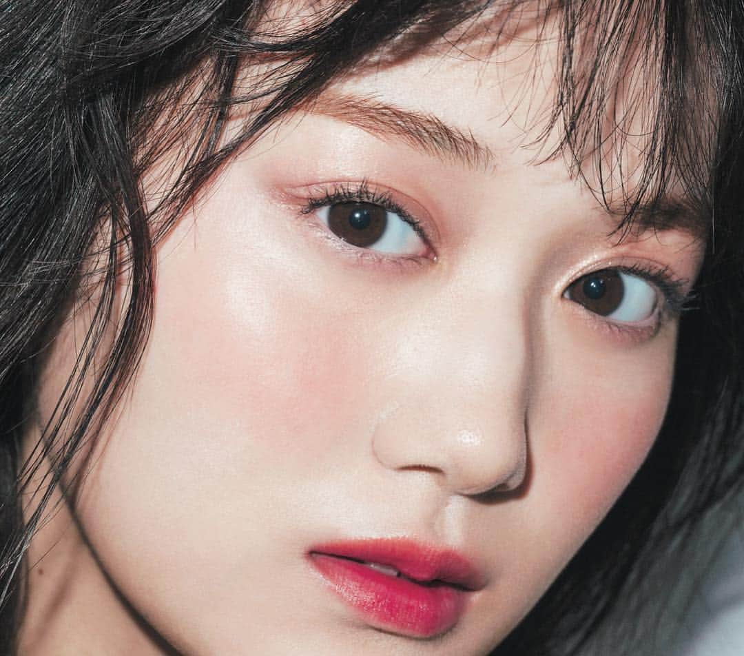 のインスタグラム：「発売中のCanCam3月号のメークは、プチプラコスメをどどーんとご紹介💕 ヘア＆メークや美容ライターが厳選した、コスパ良すぎな優秀アイテム80個がズラリ‼️ ベースメークからポイントメークまで全部プチプラコスメで作った、可愛すぎる美月や茉由のメーク顔にも注目です❣️ #cancam #プチプラコスメ #山下美月 #宮本茉由」