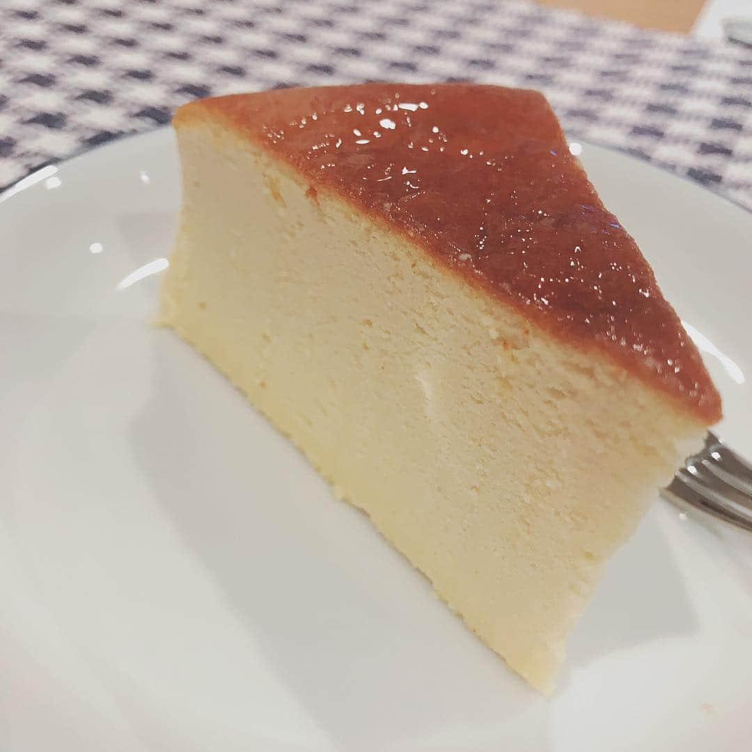 岡村咲さんのインスタグラム写真 - (岡村咲Instagram)「過去のチーズケーキ、見ての通りそんな大した失敗したことが無かった。昨夜半寝状態で作ったチーズケーキ、焦げた。いい感じだったのに、最後の最後に生地が膨らんでオーブンの天井に当たって焦げた。悲しすぎる。もちろん、写真を撮る気にもならない。そして、風邪は治ったと思いますが、花粉症もあり鼻水が……。#saki_foodallergy」3月26日 14時35分 - sakiokamura_official