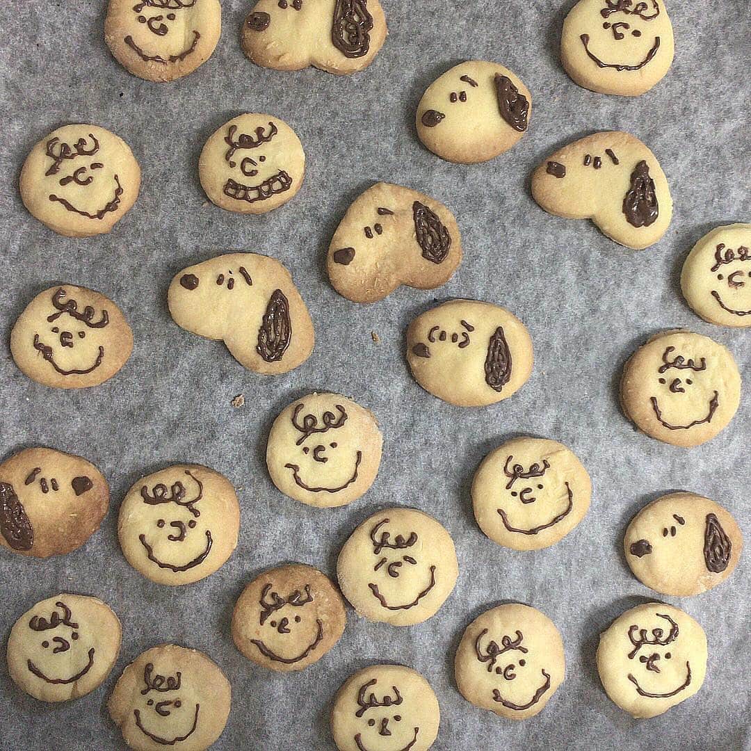 SUCLEさんのインスタグラム写真 - (SUCLEInstagram)「#スヌーピークッキー﻿ 春休みの暇な時間に作りたい♡﻿ ﻿ スヌーピークッキーのご紹介です💭﻿ ﻿ ポイントはハートを反対にしたような形で作れるスヌーピー🐶﻿ ﻿ ぜひ作ってみてください！﻿ ﻿ photo by @38_____38 ﻿﻿﻿ Sucle のBASEにて、Sucleオリジナル巾着ポーチを販売中✨﻿ ﻿ プロフィールのURLかストーリーズのURLからジャンプできるので、ぜひチェックしてみてください！﻿ ﻿ @sucle_ では紹介する写真を募集中👧🏻﻿﻿ ﻿﻿﻿﻿﻿ ﻿﻿﻿﻿﻿﻿﻿﻿﻿﻿﻿﻿﻿ タグ付けやハッシュタグをつけてくれた投稿からもピックアップした写真をリポストしています！﻿﻿﻿﻿﻿﻿﻿﻿﻿﻿﻿﻿﻿﻿ #sucle をつける か このアカウントをタグ付けして投稿してね📸﻿﻿﻿﻿﻿﻿﻿﻿﻿﻿﻿﻿﻿﻿ ﻿ #スヌーピー #チャーリーブラウン #クッキー #ビスケット  #手作りお菓子 #お菓子好き #おうちカフェ #お家カフェ #スヌーピー好き #おきがくらぶ #置き画 #かわいい #インスタ映え #おきが #口紅﻿ #インスタ映え #シュクレ #フォトジェニック #ファッション #お洒落 #かわいい #置き画くら部 #おしゃれさんと繋がりたい #おしゃれ #お洒落さんと繋がりたい #可愛い #ootd #おきがくらぶ﻿﻿ ﻿」3月26日 14時36分 - sucle_