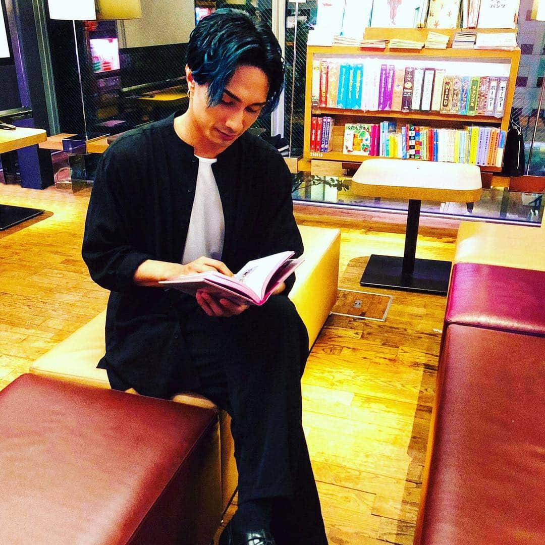 橘ケンチさんのインスタグラム写真 - (橘ケンチInstagram)「本屋でその日気になった本を手に取ってパラパラめくっていると、面白いぐらいその時の自分の心情にマッチする言葉と出会う時がある。こういう体験が重なると本を読むのをますますやめられなくなる。本を読むことは“心の健康診断”📚👨🏻‍⚕️✨ When I’m at the book store, I sometimes come across interesting words and phrases. A bit strange but it links with my emotional feelings I have at that moment.  One of the biggest reasons I continue to read ...I call it the medical checkup for the heart.  #thisisme#kenchi#tachibana#橘ケンチ#kenchitachibana#ldh#exile#japanese#japaneseactor#actor#performer#instagood #instalike #instadaily #instamood#本#book#bookstagram#books#art#reading#ブックレビュー#読書#たちばな書店#bookstore#代官山蔦屋書店」3月26日 14時51分 - kenchitachibana