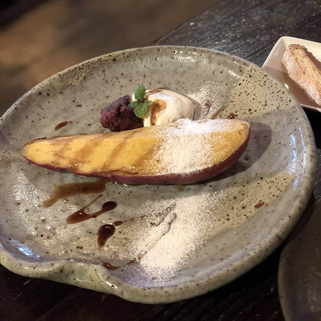 ピックさんのインスタグラム写真 - (ピックInstagram)「徳島５日目のカフェタイム☕🍵パフェ 、 徳島県にある、櫻茶屋☕ みさおちゃんオススメするカフェに行って来たよ😃 、 二人で、限定のイチゴパフェ これもまた、限定の スイートポテト こだわりの珈琲 、 一口食べたら絶品の旨さ🍓🍠 、 徳島県にきたら、是非だよ😃 、 季節に応じていろいろ変わるんだって❗ 、 夕飯の後はみさおの癒しの時間💖🐶👩🐾 おさくちゃんは、一人でスヤスヤだよ🐶🐶 、 #カフェ #カフェ巡り  #イチゴパフェ #徳島県 #いちご  #スイートポテト  #珈琲 #おやつ  #instadog #ilovedog #dogstagram #west_dog_japan #ミニチュアダックス #ミニチュアダックスフンド #イヌスタグラム #いぬすたぐらむ #犬 #だいすき #美容 #ダイエット #いぬドル #かわいい #シニア犬 #14歳 #ピック #モデル犬 #イケワン #わんわん小学校」3月26日 14時57分 - pick09040904