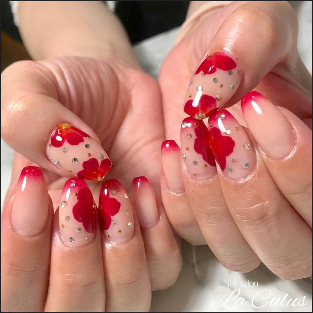 Mihoさんのインスタグラム写真 - (MihoInstagram)「. nails. . . 華やかな赤のお花がオシャレ♡ . . . . #laculus #お客様ネイル #桜 #桜ネイル#美甲 . #ネイル #ジェル #ジェルネイル #ネイルアート #ネイルサロン #ネイルデザイン #春ネイル #プライベートサロン #プライベートネイルサロン #ネイルアーティスト . #神戸 #三宮 #神戸元町 #大阪 . #神戸ネイル #神戸ネイルサロン #三宮ネイルサロン #三宮ネイル . #nail #nails #nailart #beauty #kawaii」3月26日 15時08分 - la.source_nail