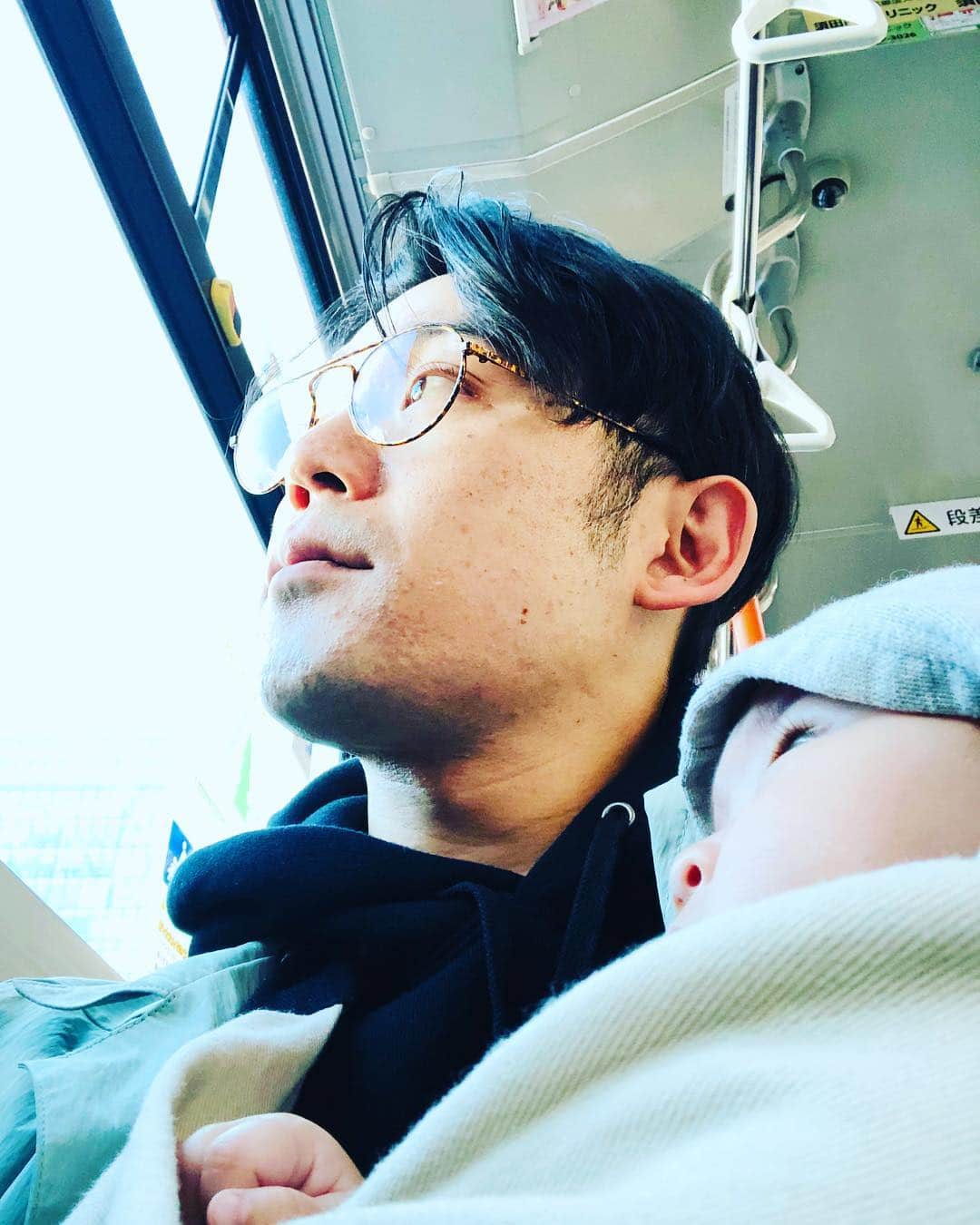 岡田義徳さんのインスタグラム写真 - (岡田義徳Instagram)「ちょっとお出かけ、バスの旅！  #岡田義徳 #バス #スリング #お出かけ」3月26日 15時01分 - yoshinori_okada_44