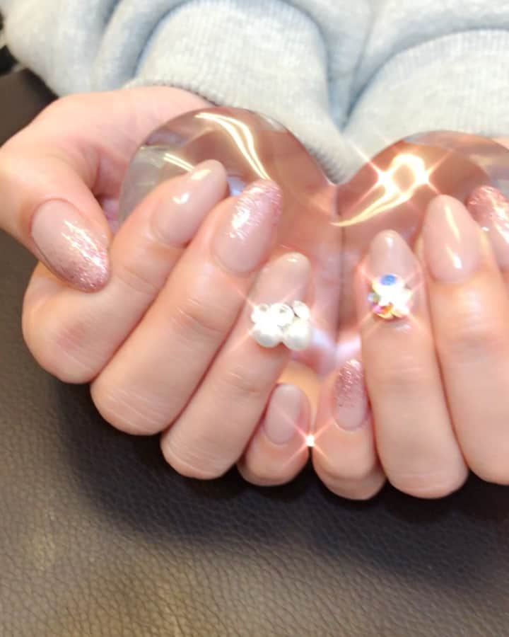 野崎鮎のインスタグラム：「nail change💅💎 ピンクベージュにピンクラメ✨ パールとクリスタルのＶカット✨ 幡ヶ谷のrocaspes💅🏼 お友達のえりなちゃんnail💅🏼 今回も可愛くしてくれてありがと💋 @erina_rocaspes  @rocaspes.t  #ありがとう #rocaspes #幡ヶ谷 #個室 #newnail #nail #springnails #pink #オーロラ #ピンクネイル  #ピンクベージュネイル #ストーンネイル #パール #ラメネイル #thankyou #happy」