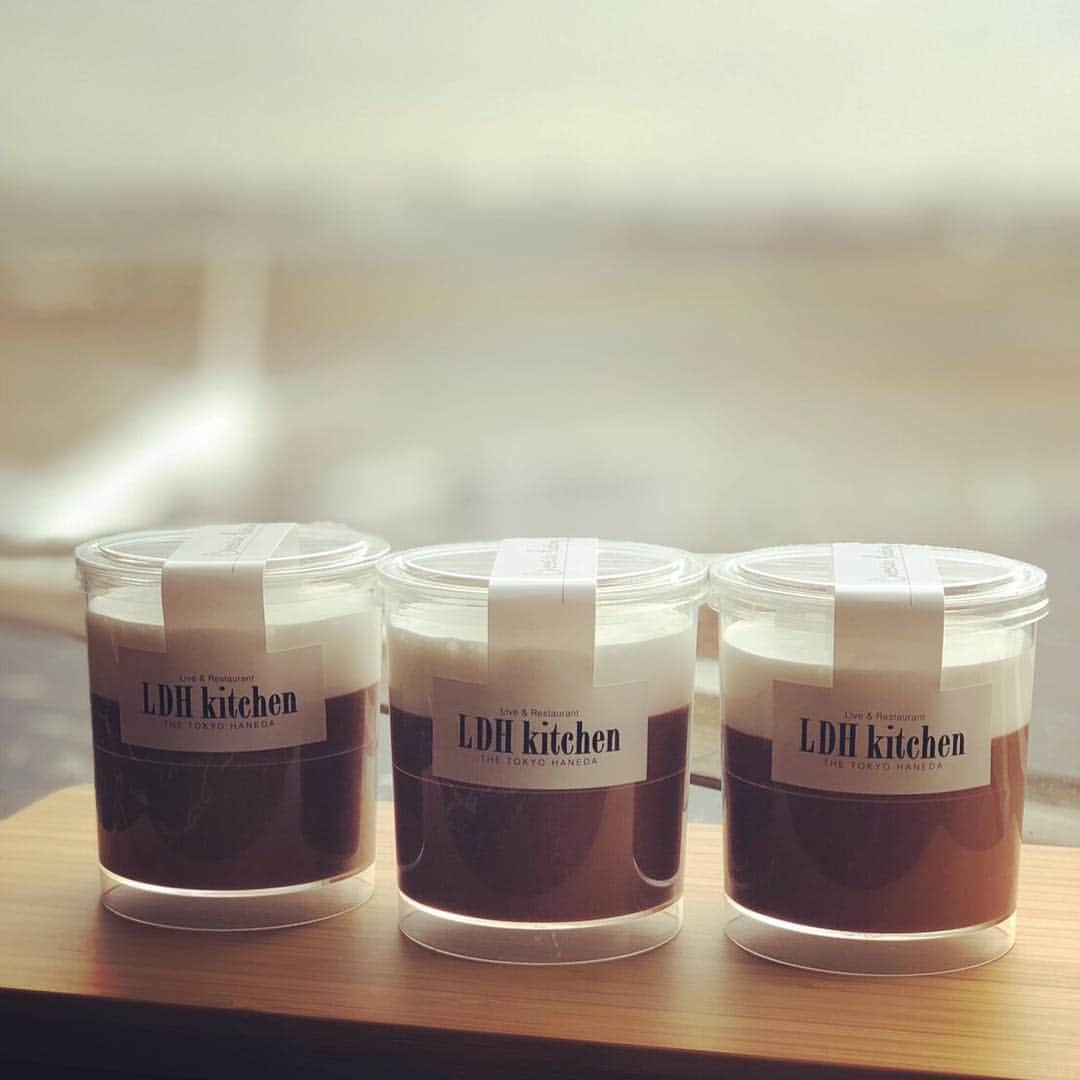 LDH kitchenさんのインスタグラム写真 - (LDH kitchenInstagram)「. 大人気‼️ 大人のチョコレートプリンがお持ち帰りで販売開始❤️ 🍫チョコレートそのものの魅力をご堪能いただける、 濃厚リッチな大人のチョコレートプリン🍮 数量限定となります🙏🏼🍮🍫 . ●大人のチョコレートプリン 680円(税抜) . ■Live & Restaurant LDH kitchen THE TOKYO HANEDA■ www.ldhkitchen-thetokyohaneda.jp」3月26日 15時05分 - ldhkitchen_official