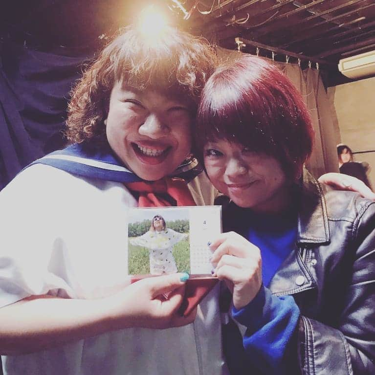 八つ橋てまりさんのインスタグラム写真 - (八つ橋てまりInstagram)「コンビニライブ✨ 昨日、めいろさんとまゆちゃんが来てくれた😆  @meilo3  私に、数秘術を教えてくれた、すんげー人です🎵  てまりんhappyカレンダーも、皆が見えるとこに置くからねって❤️ やさしさー‼️ 皆、毎週火曜日ライブやってるからね♡待ってるよ❤️待ってる❤️ #コンビニライブ #早稲田駅 #早稲田 #早稲田クローバースタジオ #弁天町 #めいろさん #数秘術 #タロット #大葉かやろう #八つ橋てまり #happy」3月26日 15時17分 - temari.odebu