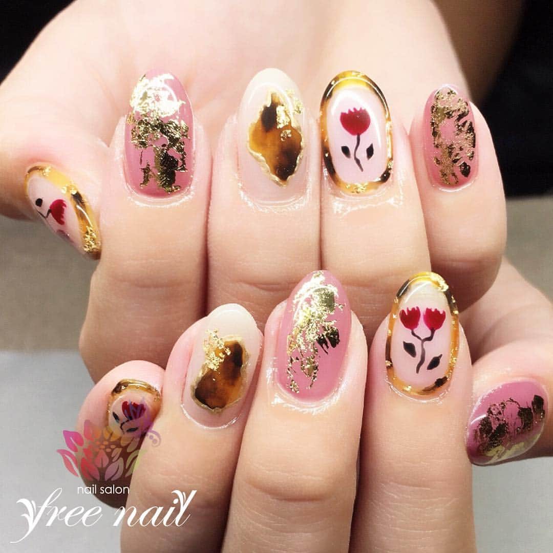 free nail フリーネイルのインスタグラム：「. お客様ネイル💅🏻🌷✨ . 人気のべっ甲囲みネイル🌷✨ . お花アートが可愛い🌷✨ . ご来店ありがとうございました🙇🏻‍♀️🙇🏻‍♀️🙇🏻‍♀️💗 . #ネイル #フリーネイル #ネイルアート #ジェルネイル #ネイルサロン #大阪ネイルサロン #ネイルデザイン #ネイルチェンジ #べっ甲ネイル #囲みネイル #べっ甲囲みネイル #フラワーネイル #金箔ネイル #ピンクネイル #ブラウンネイル #デザインネイル #シンプルネイル #トレンドネイル #アンニュイネイル #春ネイル #スプリングネイル #美甲 #日式美甲 #springnails #nailsart #nailsalon #nailsdid #newnails #newnail #freenail」