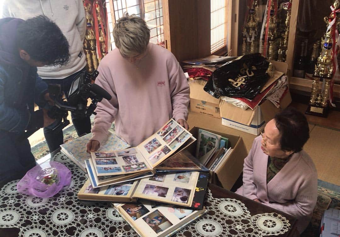 武尊さんのインスタグラム写真 - (武尊Instagram)「おばあちゃん家で 思い出語り中🏠 懐かしい写真いっぱい出てきた笑 可愛いからの道のそれ具合が半端ない。 #おばあちゃん #服の色たまたまかぶった #さすが孫 #仲良し #ニコイチ」3月26日 15時27分 - k1takeru