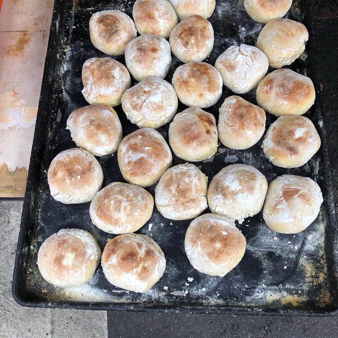 小堀紀代美さんのインスタグラム写真 - (小堀紀代美Instagram)「朝ごはんは、台北に来たらやっぱり鹹豆漿かなぁ。  今朝はお姉さんのオススメの肉団子を挟んだパンや野菜（インゲン）のダンピンも。冷たくて甘い豆乳もおいしい。オレンジピールいりのパンはあったけど、肉まんは売り切れでした。 #cobo旅 #cobo旅taiwan」3月26日 15時28分 - likelikekitchen