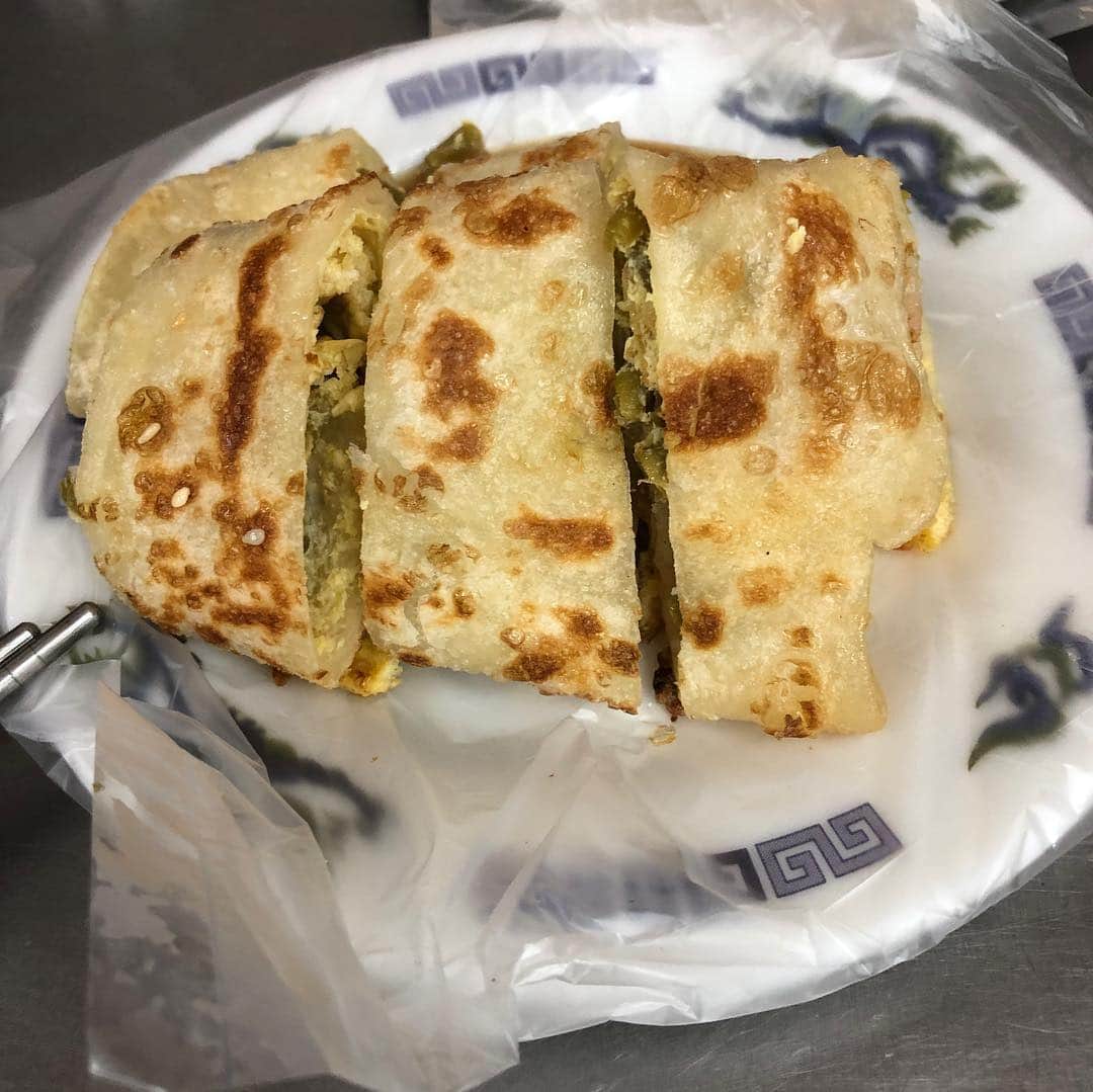 小堀紀代美さんのインスタグラム写真 - (小堀紀代美Instagram)「朝ごはんは、台北に来たらやっぱり鹹豆漿かなぁ。  今朝はお姉さんのオススメの肉団子を挟んだパンや野菜（インゲン）のダンピンも。冷たくて甘い豆乳もおいしい。オレンジピールいりのパンはあったけど、肉まんは売り切れでした。 #cobo旅 #cobo旅taiwan」3月26日 15時28分 - likelikekitchen