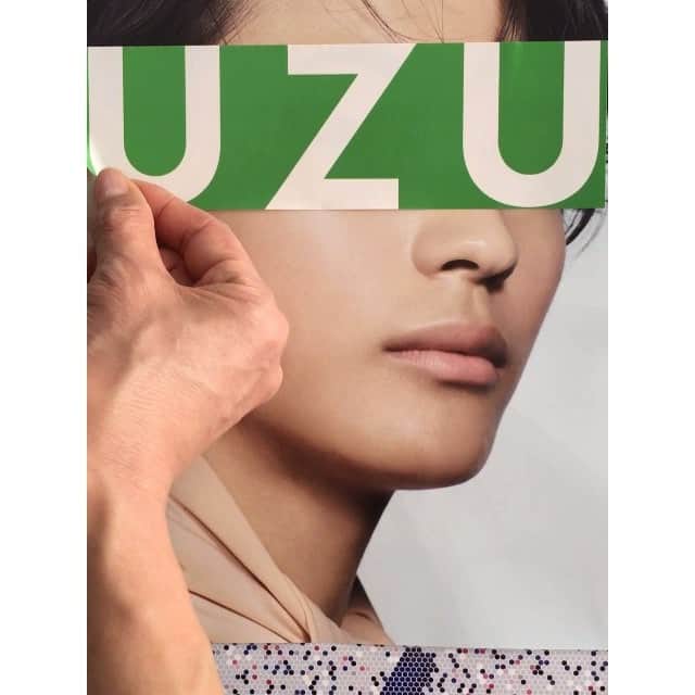 のインスタグラム：「My recent work for @spurmagazine  UZU by flowfushi @uzu_byflowfushi  Unframe The Beauty✨✨✨ . Who is UZU？？ この端正な顔立ちのモデルさん誰だかわかりますか〜？？ このシールを剥がすと、、、。。。 でてくるのは 、、、👀👀👀 続きはSPUR見てね😍 . このアイラインに垣根はない。 modeなuzuが世界を変える。 . photo @520_igarashi  hair @hairtetsu  styling Mayu Yauchi model ❓ editor @gawachin . #uzu #美を解き放て #uzubyflowfushi #UnframeTheBeauty」