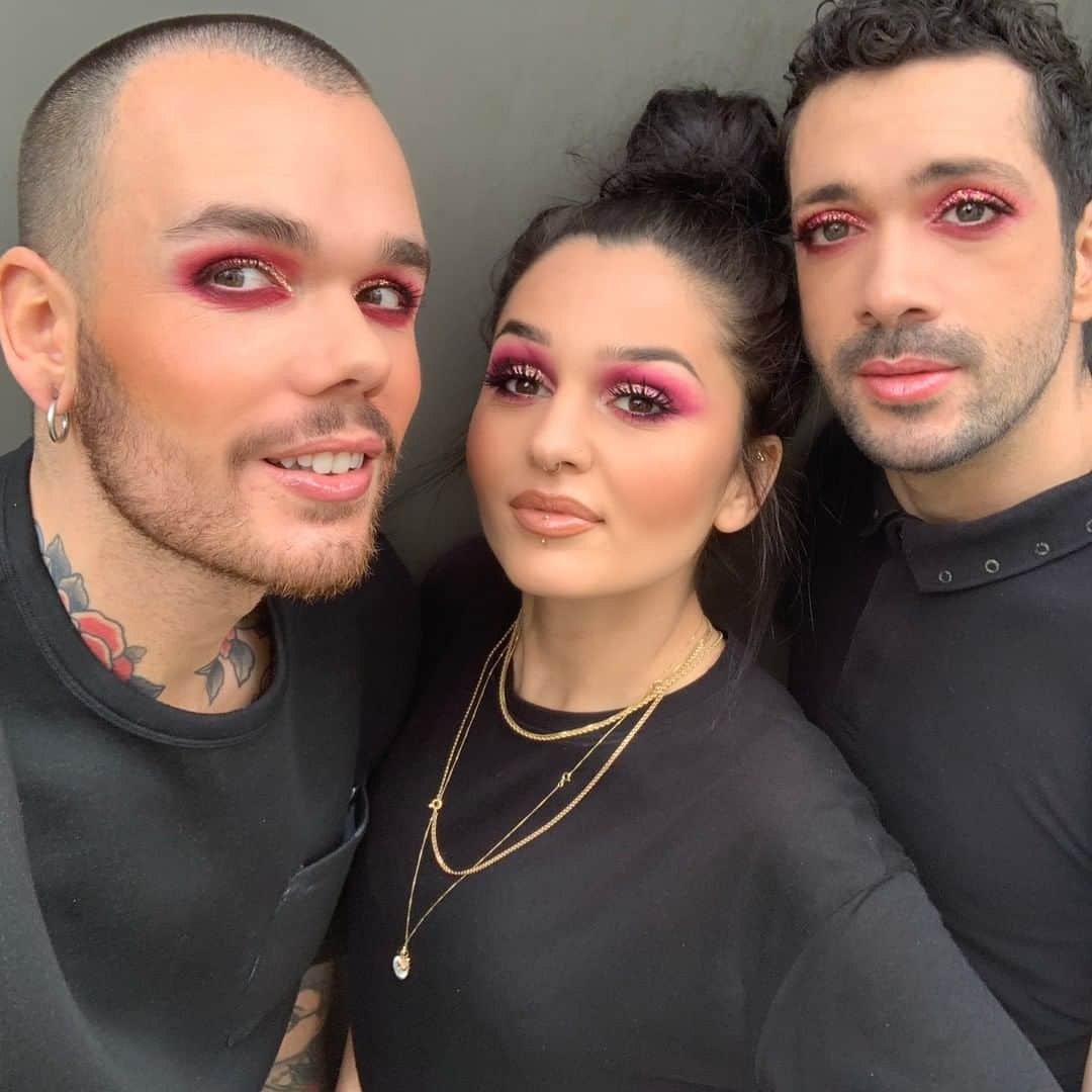 M•A•C Cosmetics Franceさんのインスタグラム写真 - (M•A•C Cosmetics FranceInstagram)「M·A·C -ARTIST 👊 Nos makeup artists de la boutique M·A·C Printemps Haussmann ont réalisé ce magnifique makeup pour célébrer les beaux jours et égayer cette journée ! Et vous, quelle est votre astuce pour rendre votre mardi joyeux ? 😉💄 Les produits utilisés sont : "le rouge à lèvres Retro Matte en teinte "Commotion Motion" comme base pour les yeux, les pigments "Reflect Red", Palette Art Library "It's Designer", crayon "Dervish"  et gloss "For the Frill of it" de la collection Boom Boom Bloom !  Equipe M·A·C : @binoubini, @chicana.mvt et @dreamer75 #maccosmetics #maccosmeticsfrance  #macartist #macboomboombloom #macretromatte #retromatte #lipstick」3月26日 15時30分 - maccosmeticsfrance