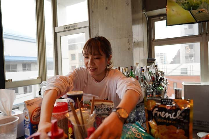 福岡グルメ 福岡ランチ「デビログ」さんのインスタグラム写真 - (福岡グルメ 福岡ランチ「デビログ」Instagram)「女性に嬉しいランチ情報❗️ 2019年3月2日に大名にオープンしたLamour Eternel (ラマン エターナル) 場所は『笑う魚』の入っているビルの4階で、MARUMON (マルモン)というお店の中でランチだけ営業している。 #スーパーフード を使ったヘルシーな#サラダランチ (850円・税込)を広々とした空間で食べると気持ちいいね😋👌 メニューは毎日2種類くらいで、詳細はInstagram @lamour0213 にアップされている。 18時まで営業しているのでランチ難民になった時も助かるね🙆‍♂️ . #LamourEternel (#ラマンエターナル ) #福岡市中央区大名 1-12-26-4F (#MARUMON ) 090-5733-3815 11:00～18:00 定休日：火曜日、木曜日 . ♦️福岡グルメ 福岡ランチを検索できるブログ は「デビログ」で検索👉 ♦️マニアックな情報や本当に美味しいお店情報なら「もっとデビログ」で検索👉 . #大名グルメ #大名ランチ #福岡ヘルシーランチ #福岡サラダランチ #福岡 #博多 #fukuokapics #fukuoka #fukuokacity #hakata #fukuokarestaurant #fukuokagourmet #IGersJP #ig_japan #福岡レストラン #福岡飲食店 #福岡グルメ #福岡ランチ #福岡ごはん #福岡ご飯 #食べログ福岡 #福岡飯 #福岡食べ歩き」3月26日 15時31分 - devi_takahashi