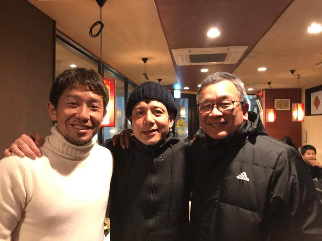 宇賀神友弥さんのインスタグラム写真 - (宇賀神友弥Instagram)「浦和でご飯食べてたら偶然勝村さんと村井チェアマンと一緒でした！  勝村さんは初めましてでしたがとても気さくで優しい方でした。  サッカーの輪が広がっていくのって素晴らしいですね✨  #浦和レッズ #宇賀神友弥 #勝村政信さん#村井チェアマン」3月26日 15時32分 - ugajin.no3