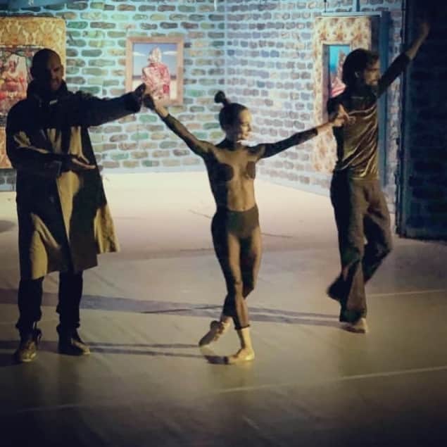 ボニー・モーガンのインスタグラム：「A truly enriching experience! @balletrusse @skloborg and @jamesostrer take their bow after a triumphant performance at the Bombay Beach Opera House @bombaybeachbiennale #artatitsfinest #expecttheunexpected #adventuresofbendybonnie #bombaybeachbiennale #ballet #balletrusse #bombaybeachoperahouse #bendybonnie」