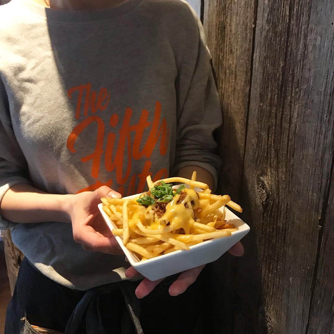 のインスタグラム：「. こんにちは🌞 . ウマミスタッフの今日のおススメ！！ "チリチーズフライ" うま味たっぷりのチリミートとお店で1から作るビアチェダーの相性が最高の逸品です！ お酒のおつまみにもピッタリなフライです！ 是非食べてみてください😆💯🍟 . . #umamiburger #umamiburgerjapan #umamiburgerjpn #umami#ウマミバーガー #ウマミバーガージャパン #ウマミバーガー青山店#ハンバーガー#ランチ#表参道#青山#渋谷#骨董通り#青山通り#ディナー#aoyama#shibuya#omotesando」