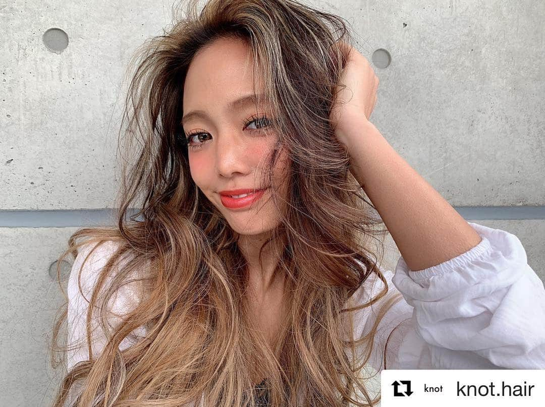 THROW 【スロウ】さんのインスタグラム写真 - (THROW 【スロウ】Instagram)「#Repost @knot.hair with @get_repost ・・・ . 💫knotオススメスタイル💫 ここでしか作れない外国人風をぜひ♡ . ご覧頂きありがとうございます💫knot表参道です✨【表参道A2出口から徒歩3分です🚶‍♀️】 〒150-0001 東京都渋谷区神宮前4-8-8 インフィニート表参道201 ☎️TEL☎️ 03-6447-0447  定休日 年中無休（年末年始除く） ⏰営業時間⏰ 平日11：00～21：00　 土曜日/10：00～22：00 日曜日/10：00～18：00  表参道駅A2出口徒歩3分　原宿駅徒歩10分  表参道駅A2出口を出て、Apple Storeの角を右に曲がります。突き当たりを左折し、afternoon teaを過ぎた一つ目の角を右に曲がります。幸せのパンケーキを通り過ぎ、一つ目の角を左折します。右手にあるマンションの201がknotです☆ . ぜひご予約お待ちしてます✨✨ .  #ヘアカラー#グレージュ#アッシュベージュ#ハイトーン#暗髪#グラデーションカラー#デザインカラー#外国人風カラー#透明感カラー#ハイライトカラー#ハイライト#スロウカラー#ミルクティーベージュ#ボブ#ショート#ショートヘア#ミディアムヘア#knot表参道#切りっぱなし#切りっぱなしボブ#前下がりボブ#スタイリング#ヘアカタ#ヘアカタログ#ブリーチなし#赤み消し#赤み消しカラー」3月26日 15時38分 - throwcolor