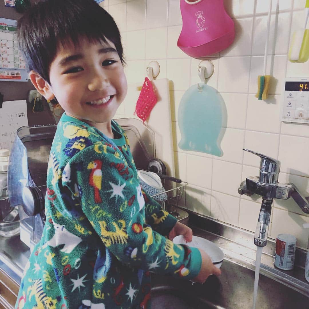 浅川稚広さんのインスタグラム写真 - (浅川稚広Instagram)「妹が中耳炎で大変な状況なのを見て、お兄ちゃんが自ら「ママ、僕が洗い物するね‼︎」と言って、食器を洗ってくれました。  息子の優しさが沁みます💗  #息子6歳 #お手伝い男子」3月26日 15時44分 - chiffy1110