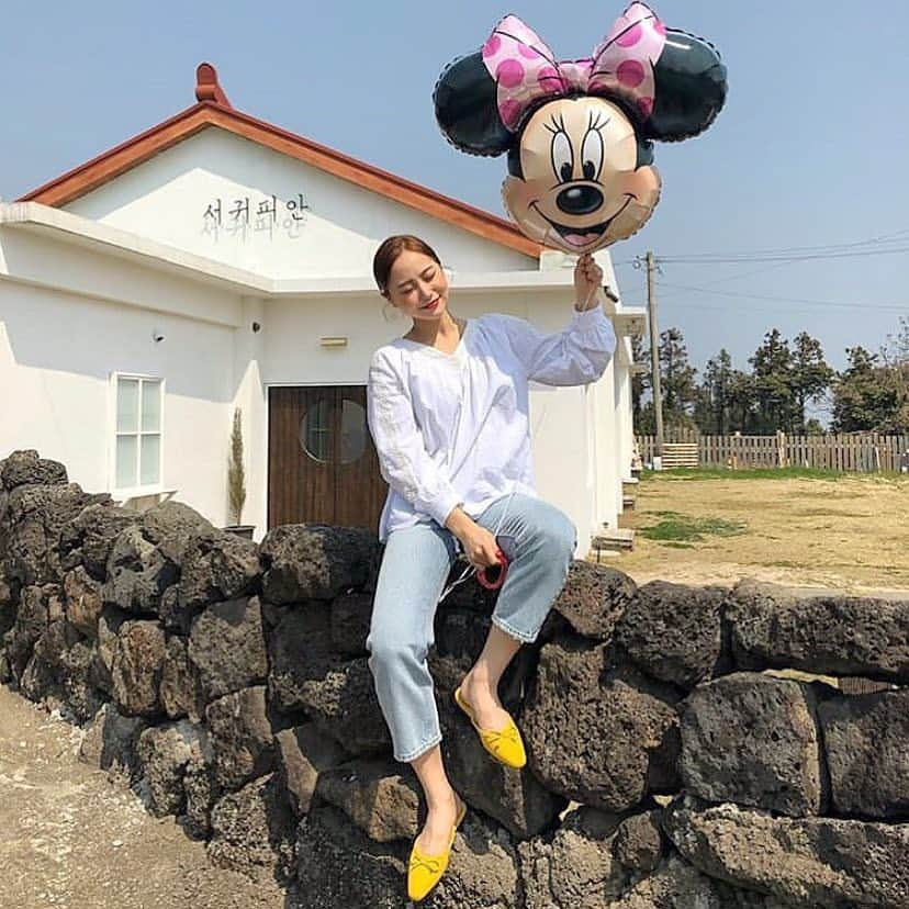 HOTPING公式アカウントさんのインスタグラム写真 - (HOTPING公式アカウントInstagram)「だんだんと晴れてきている済州島🧡一生懸命撮影中です✨ - #ブラウス #春コーデ #済州島 #韓国旅行 #제주도여행 #오오티디」3月26日 15時50分 - hotping_japan