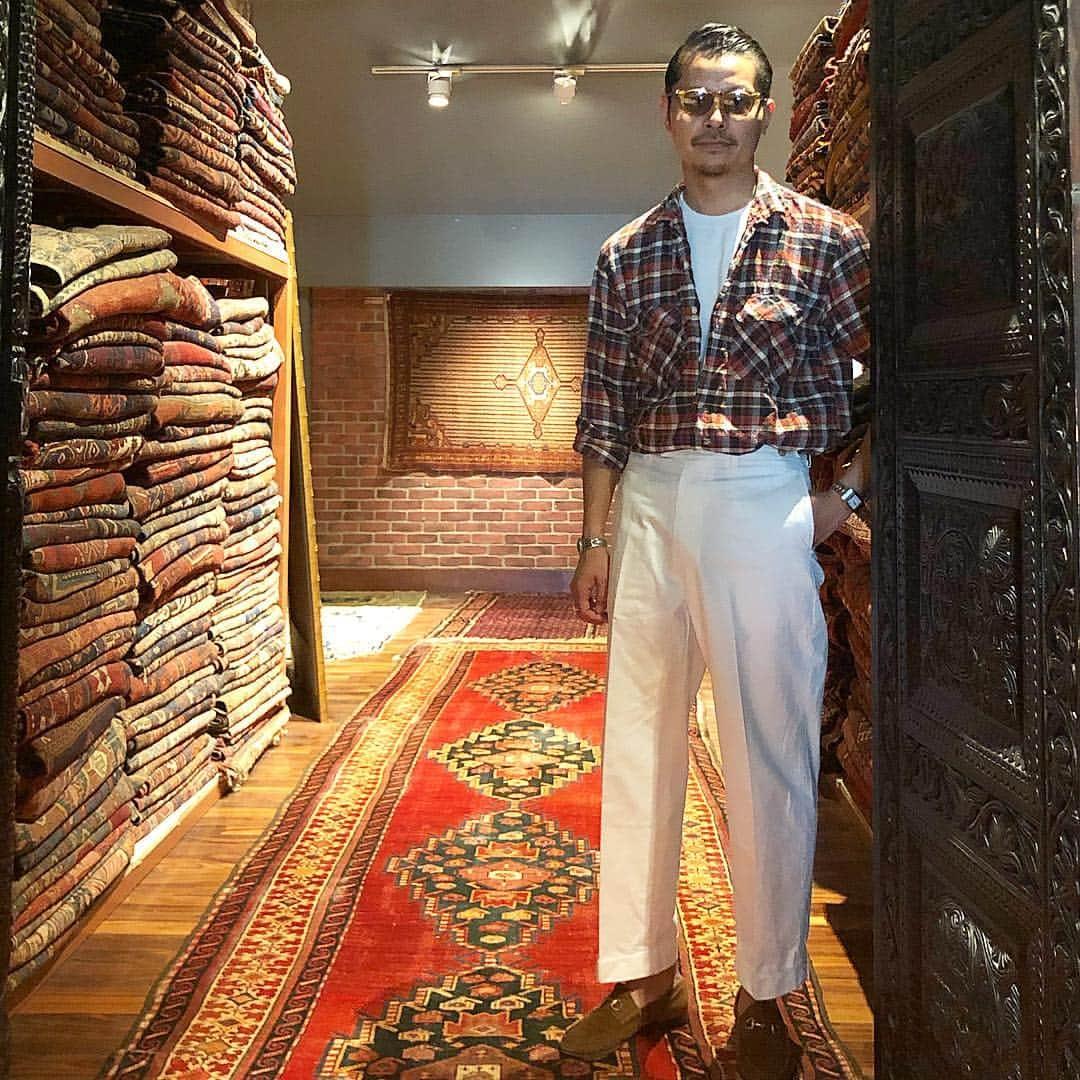 高田朋佳さんのインスタグラム写真 - (高田朋佳Instagram)「“Surrounded by vintage carpets...” ———————————————————————— #fashion #mensfashion #menswear #mnswr #mensstreetstyle #streetstyle #streetfashion #menwithstyle #menwithclass #menwithstreetstyle  #classicstyle #mensclothing #vintage #vintagefashion #vintagestyle #newclassic  #modernclassic」3月26日 15時51分 - tomoyoshi_takada