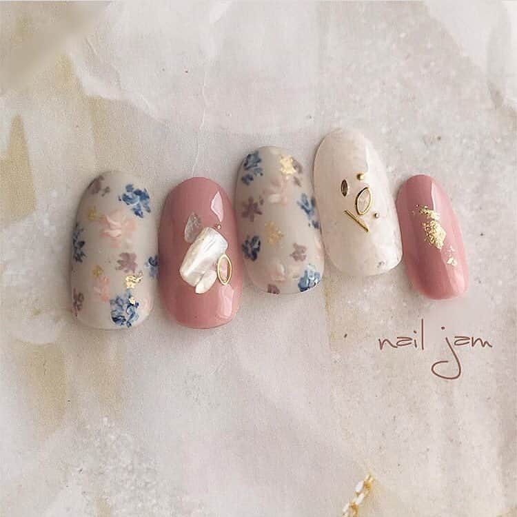 PREGELさんのインスタグラム写真 - (PREGELInstagram)「. @a.nailjam 様 . 素敵な投稿ありがとうございます🌷 . . くすみカラーのフラワーネイル💐 . #nail #gelnail #springnail #flowernail #pregel #nailart #naildesign #ネイル #アートネイル #春ネイル #くすみカラー  #トレンドネイル #プリジェル #フラワーネイル #ネイルデザイン」3月26日 15時54分 - pregelofficial