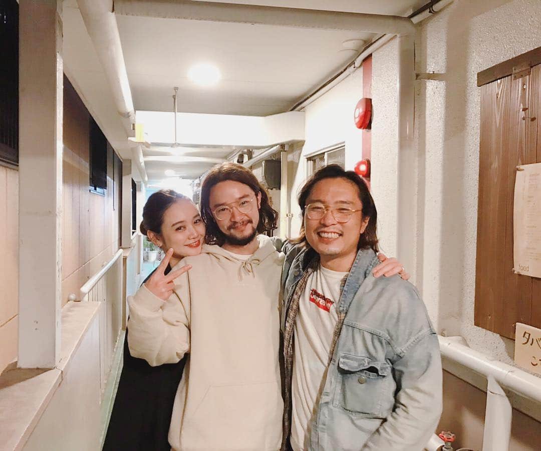 のインスタグラム：「・ いつかの お揃いメガネをかけた2人と ・ ・ おじさん いつもありがとう 🍶🙏🏻 #もう10年目くらい #仕事に遊びに熱いおじさん #熱すぎて一緒におるの4時間が限界 #出会いは福岡ドームで泥酔 #裏ピース😰😰」