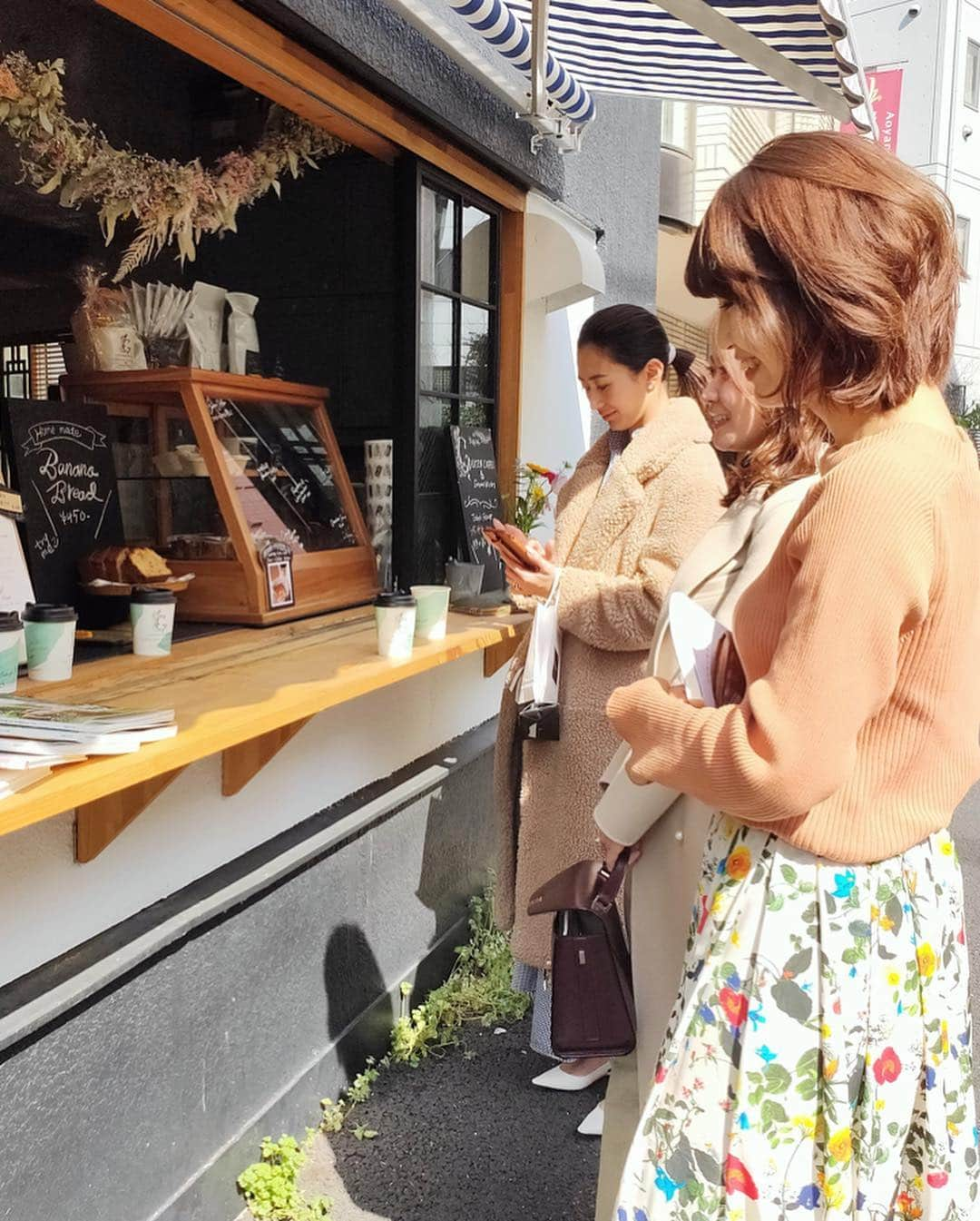 伊藤春香さんのインスタグラム写真 - (伊藤春香Instagram)「初ガルテンコーヒー @gartencoffee で﻿ さくらラテ🌸﻿ ﻿ お天気も良くて、﻿ お花に囲まれたコーヒースタンドは﻿ 春めいていて﻿ ﻿ （萌ちゃん @moemurakami_ のスカートも☺️）﻿ ﻿ 新しい季節の始まり感👏 ﻿ #ガルテン #ガルテンコーヒー #外苑前﻿ #コーヒースタンド #カフェ ﻿#ちゅうもえ」3月26日 15時57分 - ha_chu