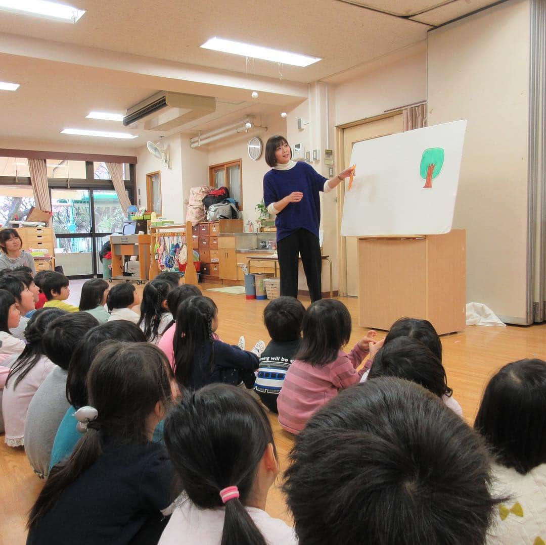 のインスタグラム：「先日の新宿区立中落合第二保育園で👦🧒#bigapplekids としての英語遊びの活動🍎今回は年少年中年長さん幼児組揃ってのパネルシアターもやりました！ #海保知里 #英語  The other day, we went to Shinjuku Ward 2nd Ochiai Nursery as "Big Apple Kids" activity. We sang together and played. Oh,and did some puppet show performance. I talked about announcer's job too. When I interviewed some kids, I can hear all shouting "Me! Me!"(well that was in Japanese) Kids were so cute and high in energy✨✨」