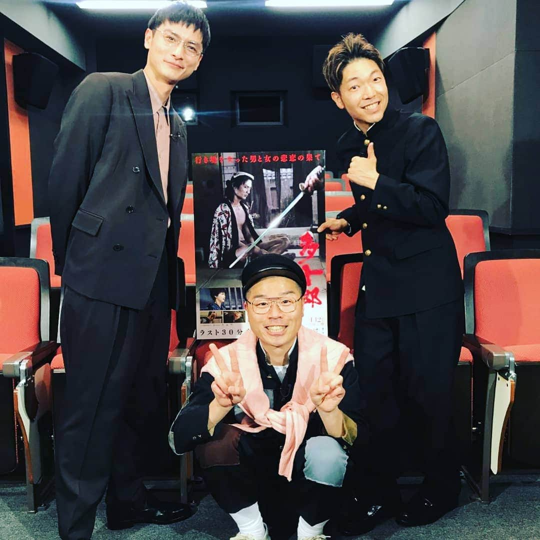 山名文和さんのインスタグラム写真 - (山名文和Instagram)「TVOモウカリマッカ学園のロケで、 高良健吾さんに取材させてもらいました。  高良さん主演の映画 「多十郎殉愛記」 のPR部隊を作らせてもらいました。  そのPR部隊の 「少一郎殉愛記」 もよろしくおねがいします。  #高良健吾　さん #すごく優しい方 #優しすぎた #おならとかするんかな #おならって言うたことあるんやろか #蚊に刺されてかゆいとき爪でばってんとかつけるんかなあ #治りかけのかさぶためくって後悔したことあるんかな #アキナのこと知ってくれてた #うれちゅん」3月26日 16時03分 - fumikazu_yamana