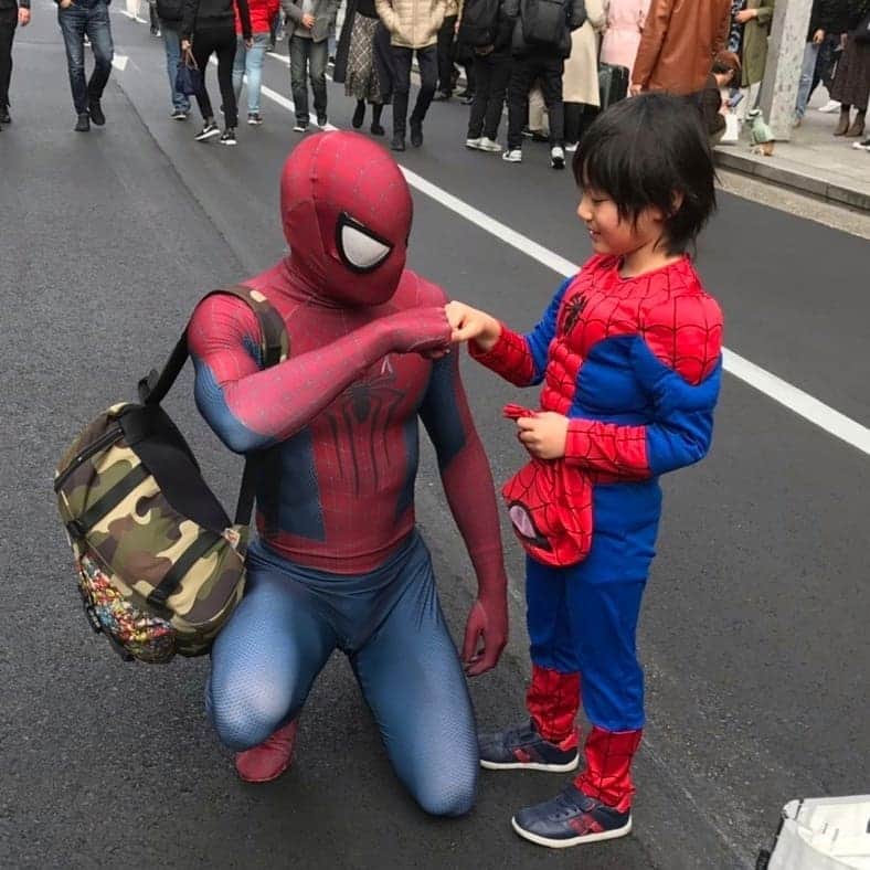 Japanese Spidermanのインスタグラム：「こうやって、年間で何千人の子供たちと接してきた。  僕にとっては何千人のうちの一人かもしれないが  彼らにとっては僕がオンリーワンのヒーロー。  その認識をけして忘れてはいけない。  #週末ヒーロー  #スパイダーマン#銀座#マーベル#アメコミ#コスプレ#子供#土日#spiderman#marvel #cosplay#ginza#アベンジャーズ#kids#cos#風景#花粉症」