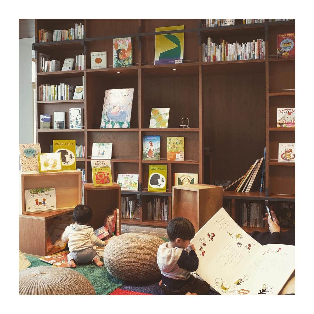 のインスタグラム：「先週のこと。 行ってみたかった箱根本箱へ。 . 普段は子どもNGのお宿。 春休み限定で子連れ歓迎とのことで、大人も子どもも楽しめて大充実♨️📚 . #箱根本箱 #子供本箱 #こども本箱 #絵本のある暮らし #ママライフ #子どもとお出かけ #子連れ旅行 #3歳 #9ヶ月 #長くなるのでblogにアップしました」