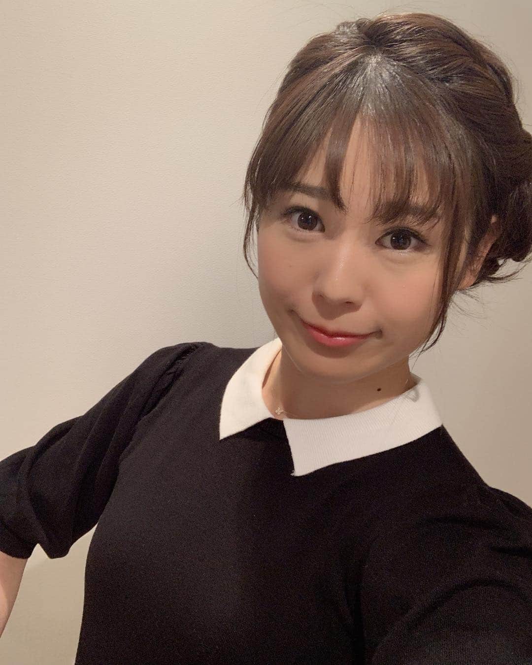 小日向えりのインスタグラム：「#ZARA でえり好み💓な黒ニット見つけた。 お気に入りの #APC のショートパンツと合わせてみたけど、いろんな意味でキツい…  #ootd #ootdfashion #マニッシュコーデ #大人カジュアル #襟付きニット #きょコ #今日のコーデ #zarawomen #zara女 #シンプルコーデ #着痩せ」