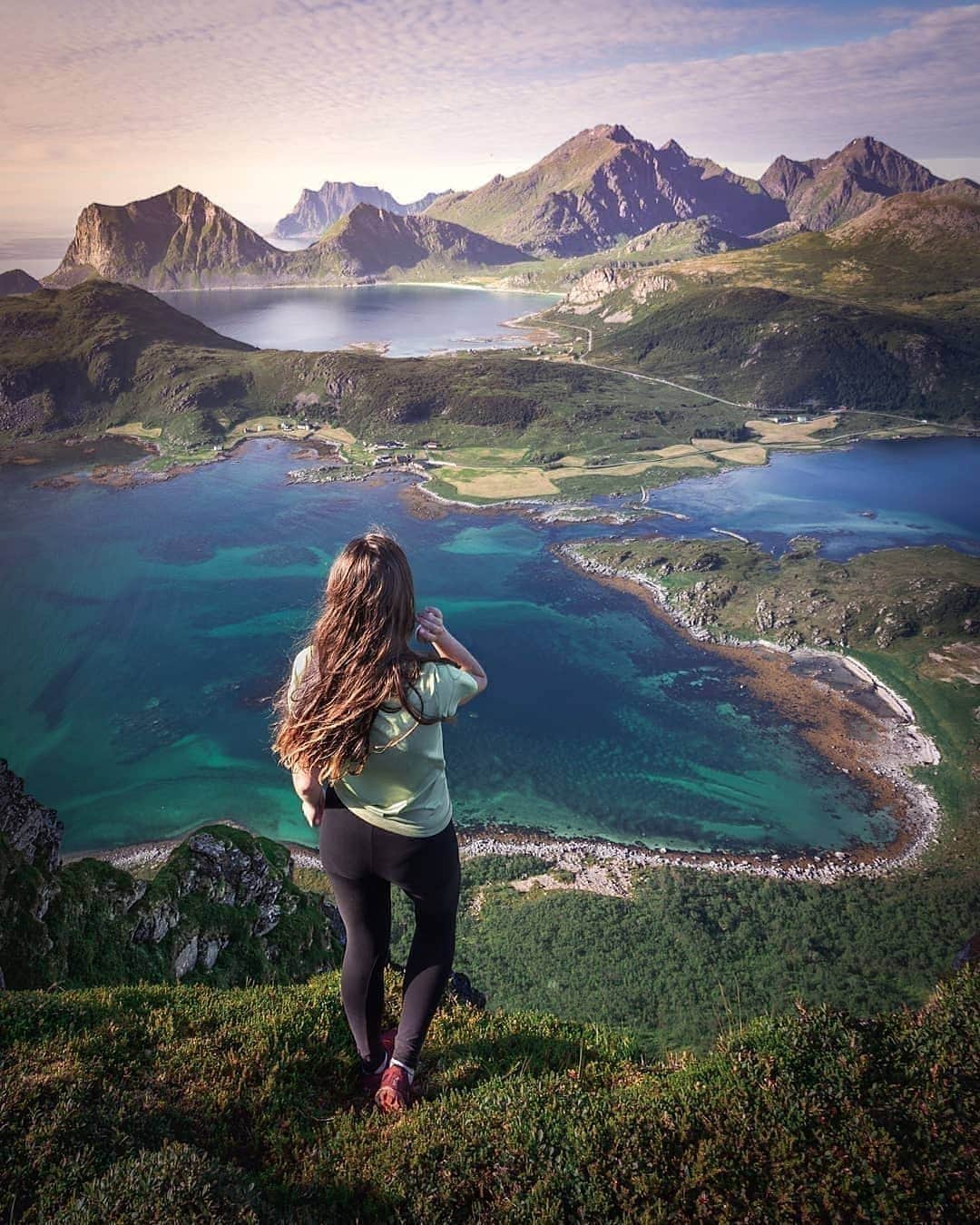 Discover Earthさんのインスタグラム写真 - (Discover EarthInstagram)「After discovering the beauty of @Lofoten during the winter yesterday, we are now showcasing this beautiful place during summer time ! 🌞🇳🇴 Would you rather visit in Summer or Winter ? Which photo do you like the most ? — 📍#DiscoverNorway via @Norge — 📸 Photos by @lostinmymoment_ ​」3月26日 16時12分 - discoverearth
