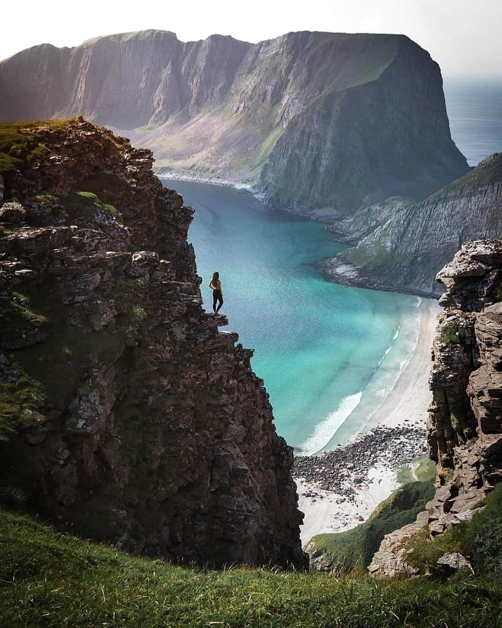 Discover Earthさんのインスタグラム写真 - (Discover EarthInstagram)「After discovering the beauty of @Lofoten during the winter yesterday, we are now showcasing this beautiful place during summer time ! 🌞🇳🇴 Would you rather visit in Summer or Winter ? Which photo do you like the most ? — 📍#DiscoverNorway via @Norge — 📸 Photos by @lostinmymoment_ ​」3月26日 16時12分 - discoverearth
