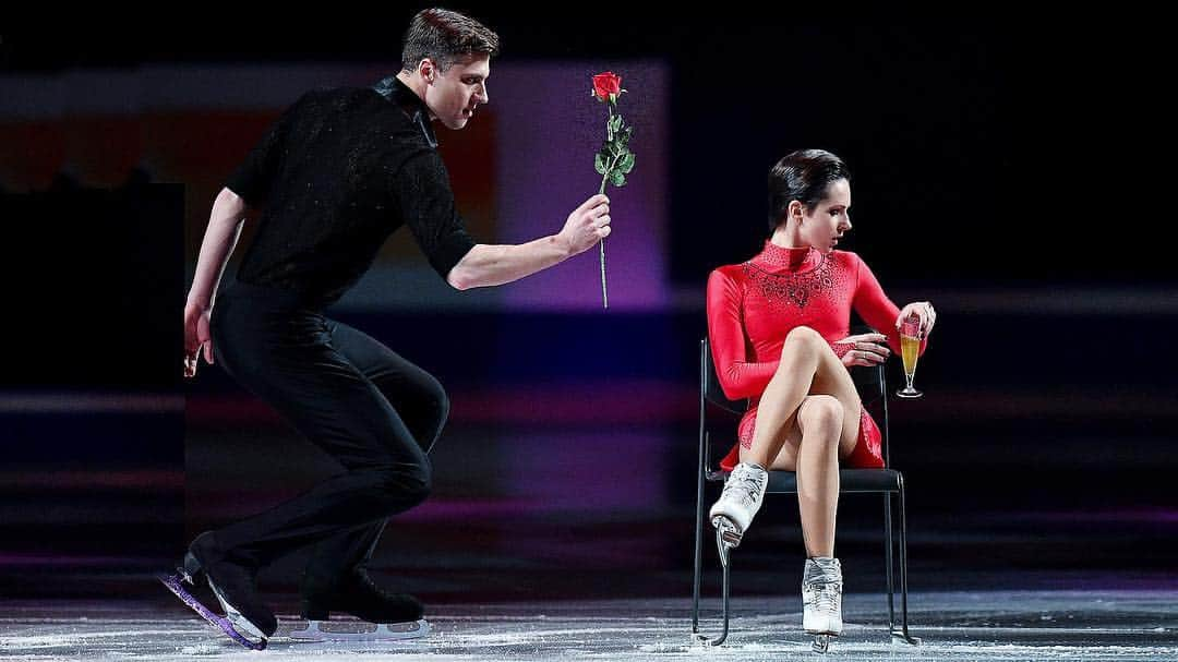 ナタリア・ザビアコさんのインスタグラム写真 - (ナタリア・ザビアコInstagram)「🥂🌹 #tango #rose #blackandred #gala #worldfigure2019」3月26日 16時12分 - natalia_zabiiako