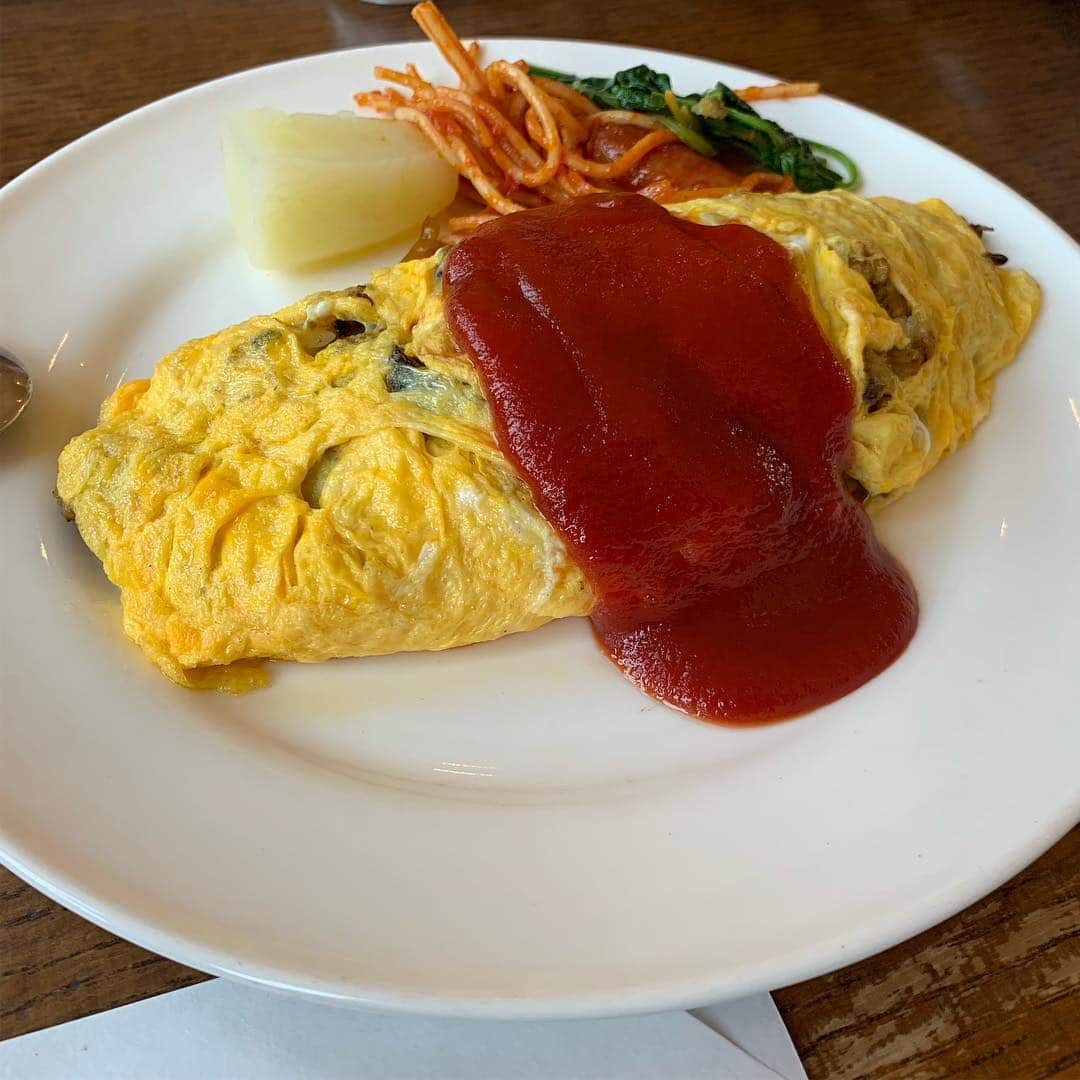 堤俊輔さんのインスタグラム写真 - (堤俊輔Instagram)「洋食屋 青空🍽  ユナイテッドを応援してくれてて、マスターも店員さんも皆さんとても気さくな方々で良い人でした😋✨ いつも応援ありがとうごさいます🙇‍♂️ ハンバーグもオムライスも最高でした🤙🏾 次はアーリオオーリオ食べたい🧐✨ 皆さんも是非行ってみてね❗️ #サッカー  #Jリーグ  #鹿児島ユナイテッドFC #鹿児島 #soccer  #jleague  #kagoshimaunitedfc #kagoshima #堤俊輔  #ツツスタグラム  #チェストー！ #勝手に鹿児島大使 #ttmproject  #共につなぐ未来  #チャリティtシャツ #ランチ #洋食屋青空 #谷口功 #枝本雄一郎  #牛ノ濱拓  #ハンバーグ #オムライス #アーリオオーリオエペペロンチーノ  #次はもう決まってる #ツツスタグルメ」3月26日 16時13分 - shunsuketsutsumi.19