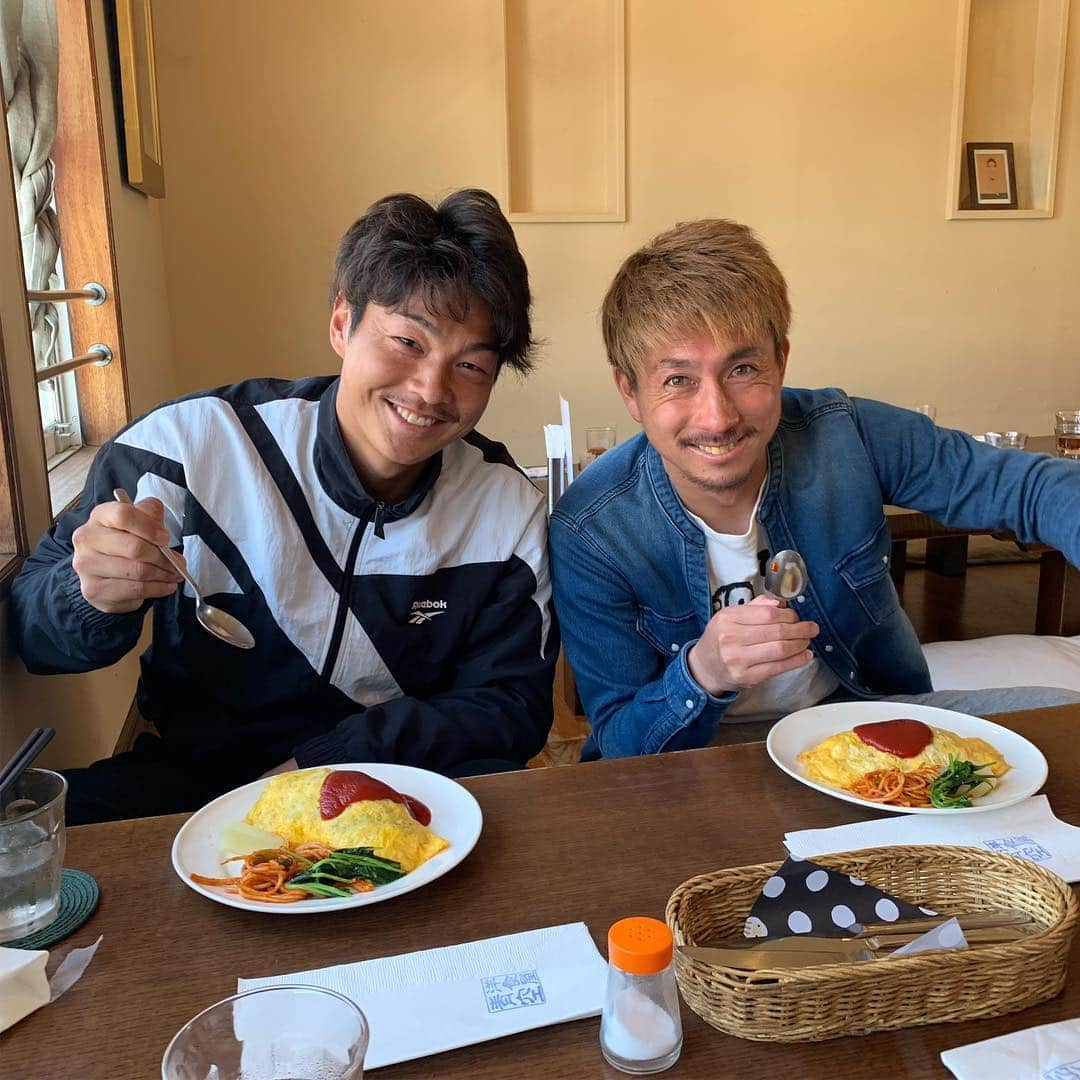 堤俊輔さんのインスタグラム写真 - (堤俊輔Instagram)「洋食屋 青空🍽  ユナイテッドを応援してくれてて、マスターも店員さんも皆さんとても気さくな方々で良い人でした😋✨ いつも応援ありがとうごさいます🙇‍♂️ ハンバーグもオムライスも最高でした🤙🏾 次はアーリオオーリオ食べたい🧐✨ 皆さんも是非行ってみてね❗️ #サッカー  #Jリーグ  #鹿児島ユナイテッドFC #鹿児島 #soccer  #jleague  #kagoshimaunitedfc #kagoshima #堤俊輔  #ツツスタグラム  #チェストー！ #勝手に鹿児島大使 #ttmproject  #共につなぐ未来  #チャリティtシャツ #ランチ #洋食屋青空 #谷口功 #枝本雄一郎  #牛ノ濱拓  #ハンバーグ #オムライス #アーリオオーリオエペペロンチーノ  #次はもう決まってる #ツツスタグルメ」3月26日 16時13分 - shunsuketsutsumi.19