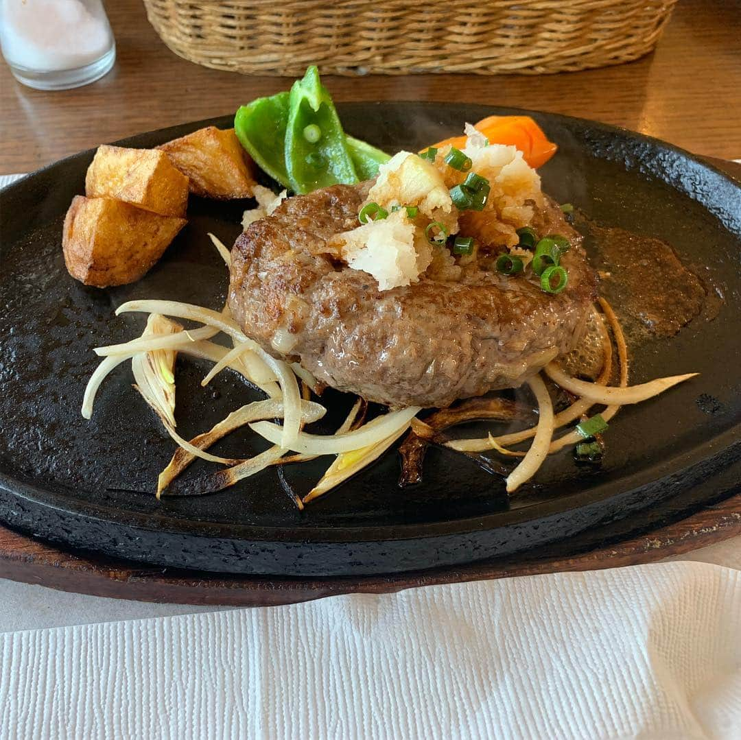 堤俊輔さんのインスタグラム写真 - (堤俊輔Instagram)「洋食屋 青空🍽  ユナイテッドを応援してくれてて、マスターも店員さんも皆さんとても気さくな方々で良い人でした😋✨ いつも応援ありがとうごさいます🙇‍♂️ ハンバーグもオムライスも最高でした🤙🏾 次はアーリオオーリオ食べたい🧐✨ 皆さんも是非行ってみてね❗️ #サッカー  #Jリーグ  #鹿児島ユナイテッドFC #鹿児島 #soccer  #jleague  #kagoshimaunitedfc #kagoshima #堤俊輔  #ツツスタグラム  #チェストー！ #勝手に鹿児島大使 #ttmproject  #共につなぐ未来  #チャリティtシャツ #ランチ #洋食屋青空 #谷口功 #枝本雄一郎  #牛ノ濱拓  #ハンバーグ #オムライス #アーリオオーリオエペペロンチーノ  #次はもう決まってる #ツツスタグルメ」3月26日 16時13分 - shunsuketsutsumi.19