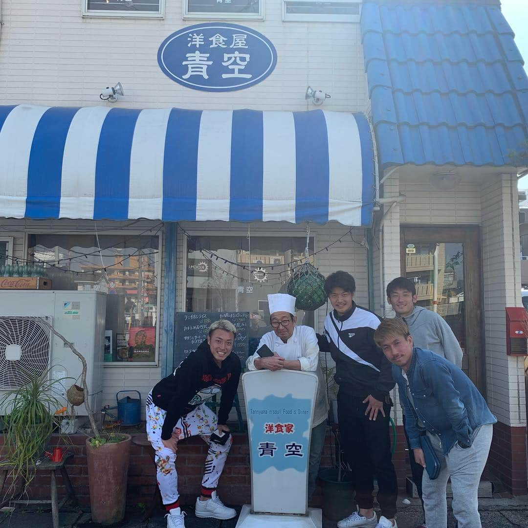 堤俊輔さんのインスタグラム写真 - (堤俊輔Instagram)「洋食屋 青空🍽  ユナイテッドを応援してくれてて、マスターも店員さんも皆さんとても気さくな方々で良い人でした😋✨ いつも応援ありがとうごさいます🙇‍♂️ ハンバーグもオムライスも最高でした🤙🏾 次はアーリオオーリオ食べたい🧐✨ 皆さんも是非行ってみてね❗️ #サッカー  #Jリーグ  #鹿児島ユナイテッドFC #鹿児島 #soccer  #jleague  #kagoshimaunitedfc #kagoshima #堤俊輔  #ツツスタグラム  #チェストー！ #勝手に鹿児島大使 #ttmproject  #共につなぐ未来  #チャリティtシャツ #ランチ #洋食屋青空 #谷口功 #枝本雄一郎  #牛ノ濱拓  #ハンバーグ #オムライス #アーリオオーリオエペペロンチーノ  #次はもう決まってる #ツツスタグルメ」3月26日 16時13分 - shunsuketsutsumi.19