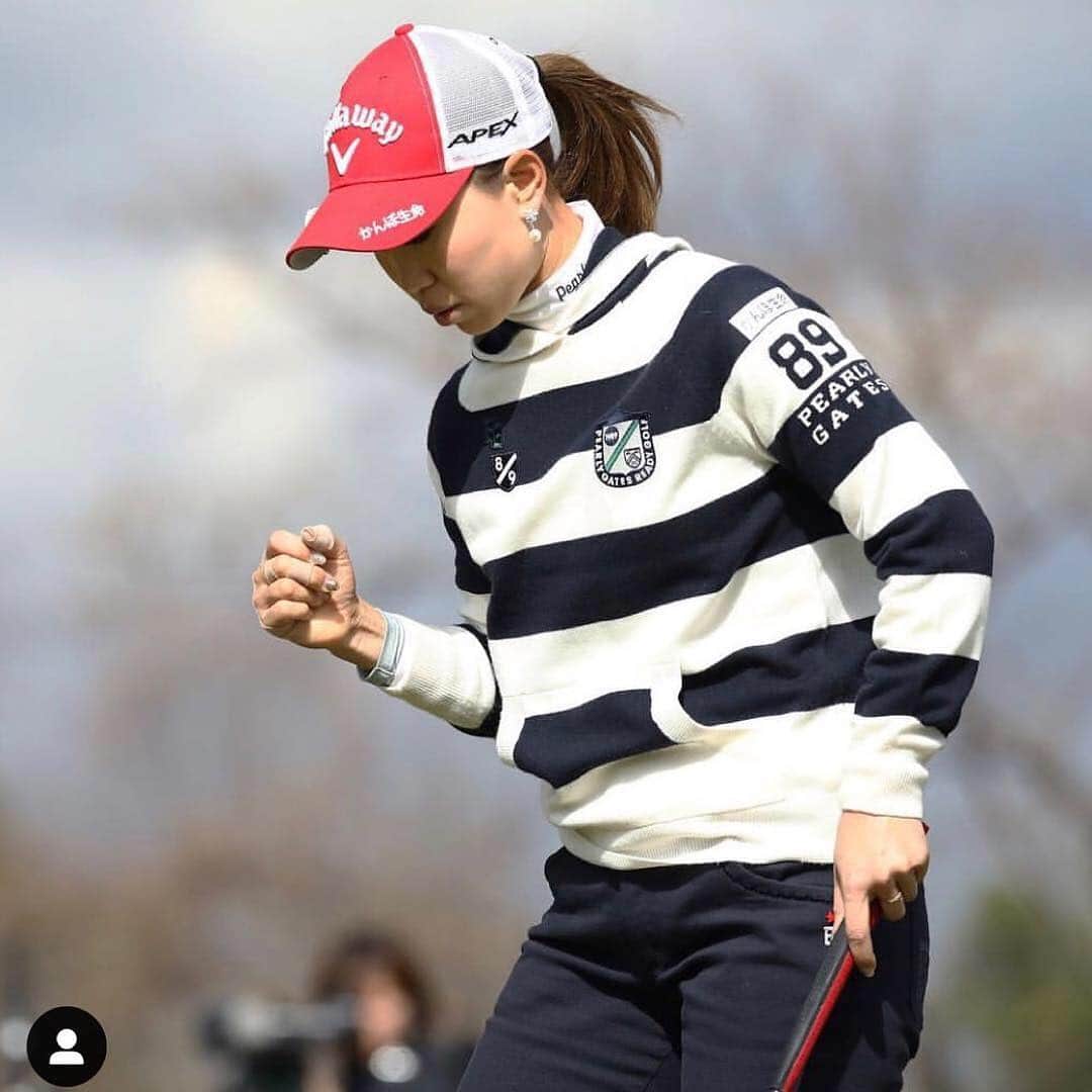 のインスタグラム：「連絡頂いた方への返事がようやく終わりました🙈🙈💦 ありがとうございます😊❤️の気持ちでいっぱいです❣️ ・ ・ ・ また、インスタへのメッセージも 1000件を超えるコメントを頂き本当に感謝しかありません🙇‍♀️❤️ ・ ・ ・ 今回の優勝🏅は自分でもビックリで、 最終日の朝は絶対プレイ出来ないと思ってましたし、トレーナーの久さん無しでは考えられなかった事態でした。 ・ ・ ・ コースに行くかも迷ってたくらいで、 でもチームのみんなの最善を尽くしてダメならまた頑張ろう‼️ って言葉に凄く救われて、結果終わってみたら最後までプレーする事ができた上に優勝という最高なご褒美までついてきた感じで…💦 ・ ・ ・ 理屈じゃなく、かっこつけず、泥臭く自分のゴルフに徹っする事が出来たのもまた久しぶりだった気がします‼️ ・ ・ ・ 今年のハワイ合宿から、 心技体をテーマに取り組んでいます。 まだまだ未完成です。 それでも、一日少しずつでも前に進みたいと思って取り組んでます。  余談ですが、私の大好きなラッパーがいて、#forkさん という方なのですが、 #フリースタイルバトルの中で 「迎えに行かねえ こっちにこさせる  その分何倍にもして期待に応えるんだよ」という神バースがありまして…  凄く凄く自分に刺さったんですよね。 なんというか、これが言えるかっこよさの裏付けには、自信も努力も見える気がして… それから私は今年の試合、絶対優勝を迎えに行くんじゃなく、向こうから勝手に優勝が来るんだ！と信じてやってました。  #Forkさんありがとうございます。  そして、心技体のもう一つの意味は 生前荒川先生が常に言われていた 「氣」という言葉の意味をコーチに凄く大切にするよう言われていた事です。  氣…？ って何？ って感じで目に見えないものが故に難しくて真剣に向き合ってこなかった部分がありました。  でも、今回まだ答えが見えたわけではないですが 向き合ってきたからこそ技術以上の力を出せた気がします。 ・ ・ ・ 一瞬、一瞬を大事に、 これからも最善を尽くし、向上していきたいと思います‼️ 沢山の応援本当にありがとうございました😊❤️ 寒い中だったし、アップダウンもきついコースだったので本当にお疲れになられたと思いますが… そのお陰で力に変えれました‼️ ・ ・ ・ 次の日病院に行きましたが、痛みもかなり引いてて、前日の痛みが嘘のようだったのですが、異常なく今週からまた出れそうなので、精一杯頑張ります🔥 ・ ・ ・ またココからスタートです💪」