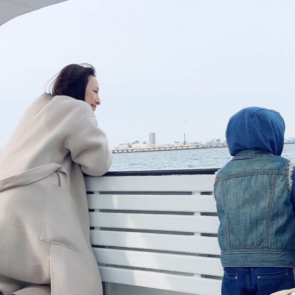 白羽ゆりのインスタグラム：「友人ファミリーと横浜へ。  お天気も良くて最高の1日だった。もうすっかり仲良しの康恵さんと貴代インストラクター。  いつ会っても変わらない優しさと笑顔に癒されたー😆✨✨」