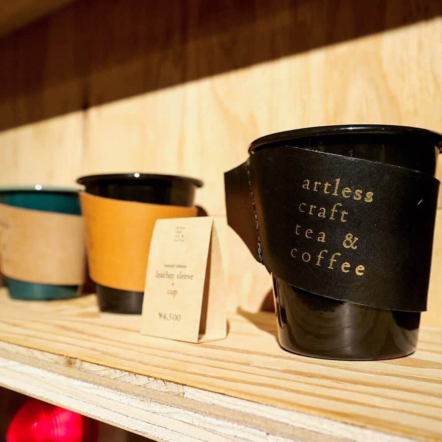 東急電鉄さんのインスタグラム写真 - (東急電鉄Instagram)「. "Artless craft tea & coffee," located 7 minutes away from Nakameguro Station on foot, offers drinks made with tea leaves brought from traditional tea store in Kyoto. Want a tea break? Come and enjoy its Japanese tea with a traditional tea set! (Naka-Meguro Station/Toyoko Line) . 京都の老舗茶舗から仕入れた茶葉を使用している「artless craft tea & coffee」は中目黒駅から徒歩７分程。伝統茶器で淹れる日本茶をオリジナルカップで味わうことができます。是非、一息つきに訪れてみてはいかがでしょうか。（中目黒駅/東横線) . @artless_craft_staff . #artlesscraftteacoffee #Japanesetea #Japaneseteashop #Japaneseteacafe #greenteatime #greentealover #녹차  #nakameguro #tokyo #japan #visitjapan #livinginjapan #livingintokyo #japantrip #ilovejapan #lovers_nippon #discoverjapan #일본 . #アートレスクラフトティーアンドコーヒー #日本茶 #日本茶専門店 #日本茶カフェ #カフェ #東急電鉄 #中目黒 #中目黒カフェ #東京カフェ巡り #東横線 #東急日和 #東急線めぐり」3月26日 16時23分 - tokyu_railways