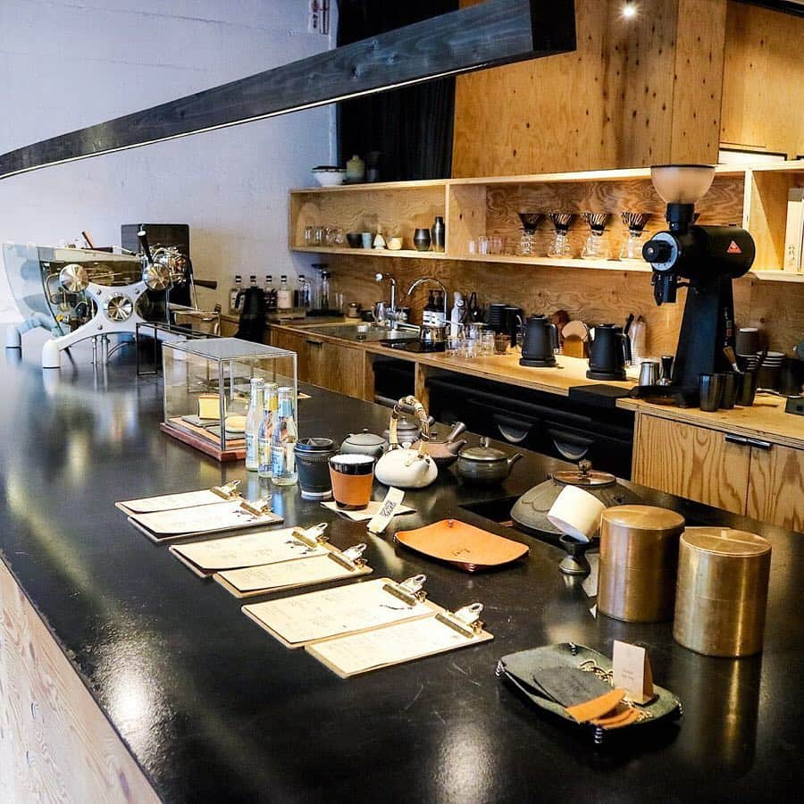 東急電鉄さんのインスタグラム写真 - (東急電鉄Instagram)「. "Artless craft tea & coffee," located 7 minutes away from Nakameguro Station on foot, offers drinks made with tea leaves brought from traditional tea store in Kyoto. Want a tea break? Come and enjoy its Japanese tea with a traditional tea set! (Naka-Meguro Station/Toyoko Line) . 京都の老舗茶舗から仕入れた茶葉を使用している「artless craft tea & coffee」は中目黒駅から徒歩７分程。伝統茶器で淹れる日本茶をオリジナルカップで味わうことができます。是非、一息つきに訪れてみてはいかがでしょうか。（中目黒駅/東横線) . @artless_craft_staff . #artlesscraftteacoffee #Japanesetea #Japaneseteashop #Japaneseteacafe #greenteatime #greentealover #녹차  #nakameguro #tokyo #japan #visitjapan #livinginjapan #livingintokyo #japantrip #ilovejapan #lovers_nippon #discoverjapan #일본 . #アートレスクラフトティーアンドコーヒー #日本茶 #日本茶専門店 #日本茶カフェ #カフェ #東急電鉄 #中目黒 #中目黒カフェ #東京カフェ巡り #東横線 #東急日和 #東急線めぐり」3月26日 16時23分 - tokyu_railways