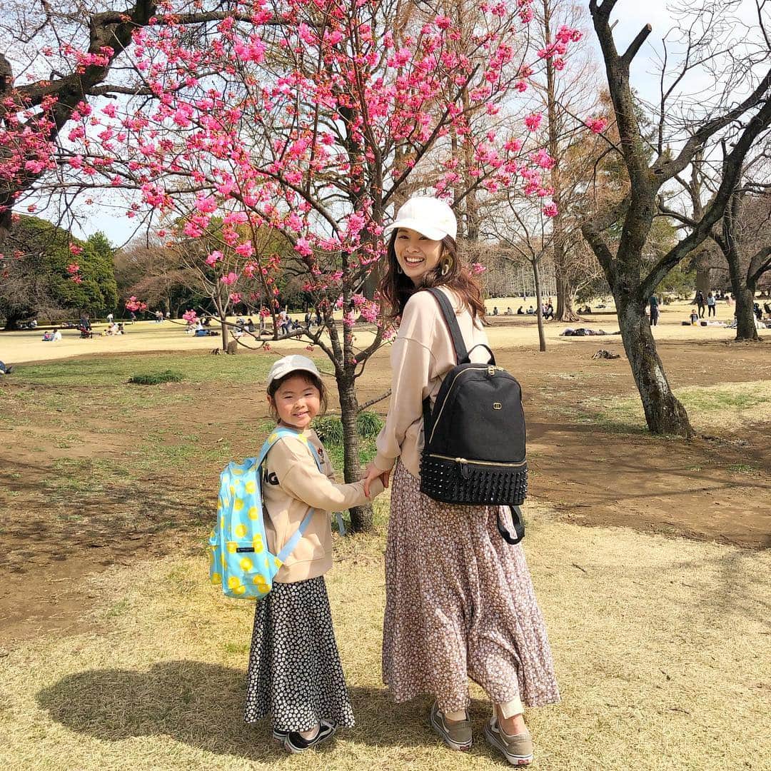 のインスタグラム：「#親子コーデ 🌸 先日のお花見のときの♡ picnicに行くときはとにかく大荷物‼︎ たくさん動くし、両手があくリュックが便利♪ 娘のリュックは @colorfulcandystyle  #colorfulcandystyle  #カラフルキャンディスタイル のだよー♡ ここのshopは入園入学準備グッズが種類も豊富♪ 娘が選んだのはかわいいレモン🍋柄のリュック♡ 腰ベルト付きだから、ずり落ちることもないし‼︎ 大容量で、ナイロンだから、少しぬれても大丈夫😁 遠足や習い事、いろいろ使えそう♪ 新入園入学の方、準備まだの方は要checkだよー✨ ＊ ＊ 私のリュックは @diavelofficial  #DIAVEL のだよ♡ スタッズがかっこいいーっ⭐︎ ＊ ＊ cordinate tops/skirt @gu_global  @gu_for_all_  #上下gu部 ❤︎ #ティアードフレアロングスカート  #オーバーサイズスウェット ＊ ＊ cap @14plusjp ＊ ＊ kids tops/skirt @globalwork_official  #globalwork  #グローバルワーク ＊ ＊ ＊ #お花見コーデ#ピクニックコーデ #双子コーデ#リンクコーデ#春コーデ #親子リンクコーデ#おやこーで #locari#ponte_fashion #mamagirl #桜#sakura#タビジョ#picnic #プチプラコーデ#guコーデ #キャップ女子#ディアベル#ディアベルバッグ#リュック女子」