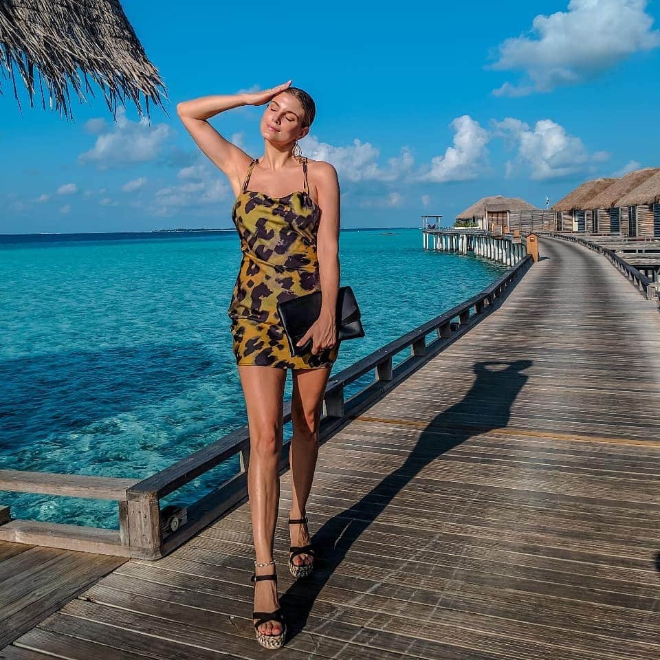 Ashley Jamesさんのインスタグラム写真 - (Ashley JamesInstagram)「it looks like I'm being so extra with this pose when actually I just can't keep my eyes open in the sun for a second! 💁🏼‍♀️☀️ I'm going to miss these views so much @velassarumaldives. Let me know if you have any questions about the Maldives, I'll do a Q&A on my stories. I've add all my stories to the Maldives highlights, and all my outfits into the Outfit one. ❤️🇲🇻💃🏼 [Outfit gifted]  #maldives #travel #velassarumaldives #smallluxuryhotels #luxuryundressed #girlswhotravel」3月26日 16時28分 - ashleylouisejames