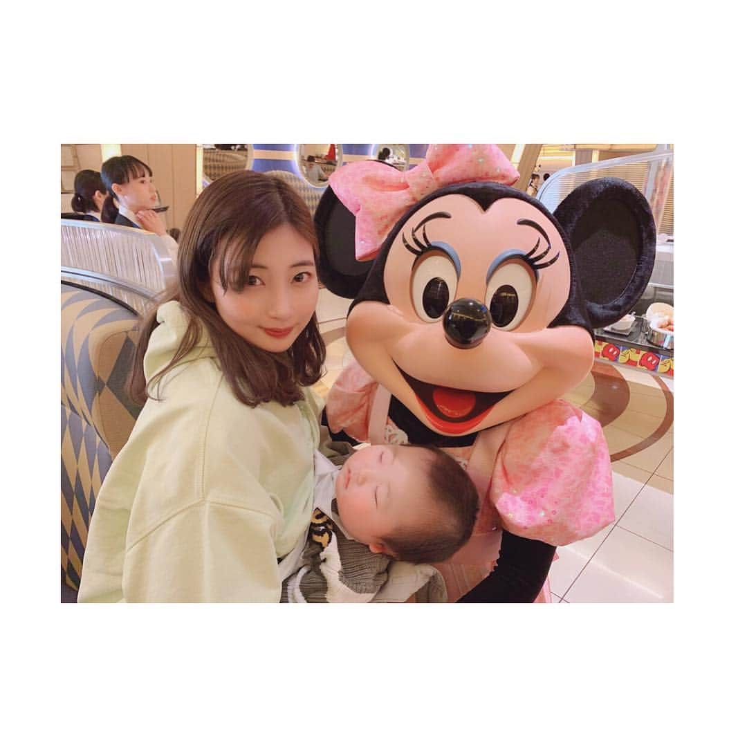 岸野里香さんのインスタグラム写真 - (岸野里香Instagram)「超久々のシェフミッキーに、まゆと💓 ミニーちゃん来たのに起きなかった…(寝てるのでスタンプしなかった) そしてデイジー姉様の唇を掴むな🙄 何でこんなに安心するのか、まーちゅん☺️可愛い可愛いしてくれてありがとう🥰  #アンバサダーホテル  #シェフミッキー  #まゆと息子顔の大きさ同じやった #10キロ息子 #ぽちゃっこ #新顔前」3月26日 16時31分 - rikakishino_official