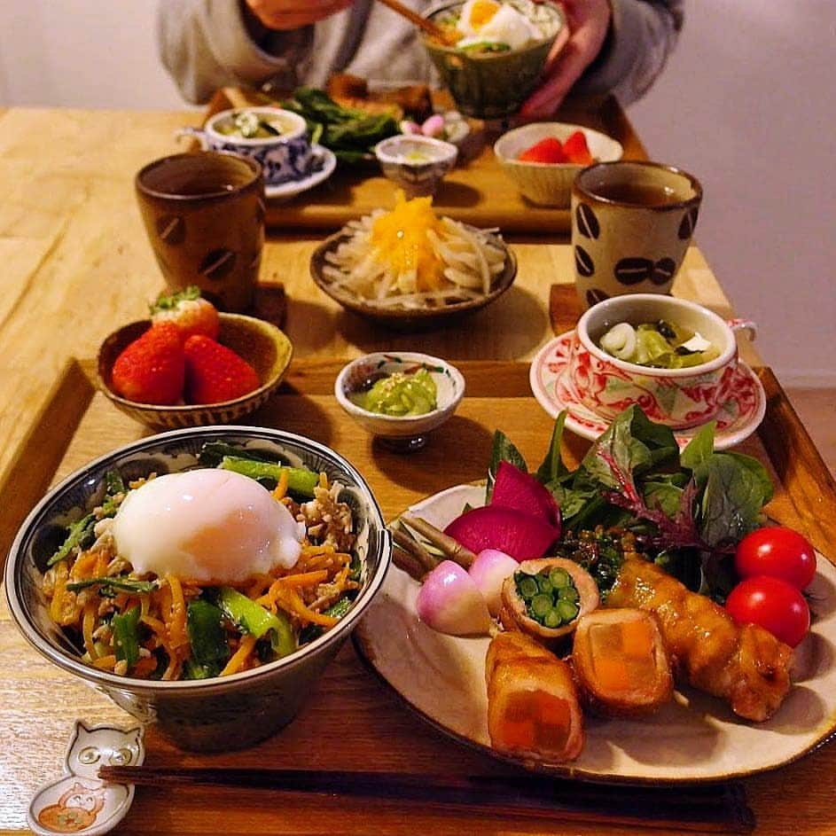 オイシックスさんのインスタグラム写真 - (オイシックスInstagram)「⠀ こんにちはー😊﻿ 本日の #Oisixのある食卓 はコチラ♪﻿ ⠀﻿ #Oisix のお野菜や、献立に悩まない手料理キット：#KitOisix『ジューシーそぼろと野菜のビビンバ』を使った、Oisixアンバサダー @nwoszk さんの #Oisixでおうちごはん 。﻿ ⠀﻿ 『Oisix @oisix さんから届いたミールキットや新鮮野菜で晩ごはんでした。﻿ ・﻿ ・﻿ ◎ジューシーそぼろと野菜のビビンバ（#kitoisix）﻿ ◎長ねぎとのり、豆腐の韓国風スープ（#kitoisix）←春キャベツをちょい足し﻿ スィートヤーコンとたつやのにんじんの肉巻き﻿ 菜の花の肉巻き﻿ 根菜とリーフのサラダ、あめトマト﻿ 有機塩セロリの浅漬け﻿ スィートヤーコンのサラダ たつやのにんじんを使った自家製にんじんドレッシング﻿ 柿の葉茶﻿ あぽろべりー🍓﻿ （Oisixさんの食材から▶︎たつやのにんじん／はじける旨み！あめトマト／旬の根菜とリーフのセット／スィートヤーコン／有機塩セロリ／あぽろべりー／ジューシーそぼろと野菜のビビンバkit を使いました）』 ﻿ ﻿  ヤーコンの肉巻き！？ たつやのにんじんの手作りドレッシング！？﻿ ⠀ 素材を大切にしつつ、手間暇を惜しまないお料理の数々♡ ﻿体も心も満たされること間違いなしのあっぱれな食卓にぜひお呼ばれされたいですね i(o′∀′s)ix♡﻿ ﻿ ⠀ いつもありがとうございます！﻿ ⠀﻿ ………………………………………………﻿ 🔰Oisixはじめての方へ🔰﻿ ＼おいしい野菜をお届けします！／﻿ 話題の野菜たっぷりミールキット『#KitOisix』や Oisix旬のお野菜やフルーツなど人気商品がたっぷ〜り入った😋お得なおためしセットは、@Oisix﻿ のプロフィールURLをチェック(*´∨`*)﻿ ………………………………………………﻿ ﻿ #Oisix #オイシックス #Oisixと新生活#Oisixの旬レシピ #春ごはん #春 #国産野菜 #時短レシピ #野菜好きな人と繋がりたい #晩ごはん #おうちごはん#おうちカフェ #料理好きな人と繋がりたい #韓国料理 #ビビンバ #ミールキット #비빔밥 #spring #vegetable#cooking #yummy #foodpic #mealkit#instafood ﻿」3月26日 16時34分 - oisix