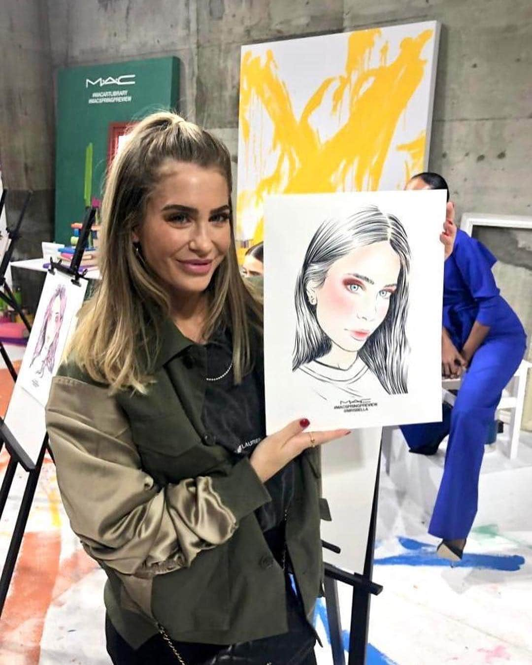 M·A·C Cosmetics Deutschlandさんのインスタグラム写真 - (M·A·C Cosmetics DeutschlandInstagram)「Auf unserem #MACSpringPreview Event in Tokyo hat @mrsbella ihr eigenes Facechart mit den neuen #MACArtLibrary Paletten gemalt! 🎨😍 Wir lieben diesen Look! Was sagt ihr zu den neuen Art Library Paletten? 🎨🖤」3月26日 16時43分 - maccosmeticsgermany